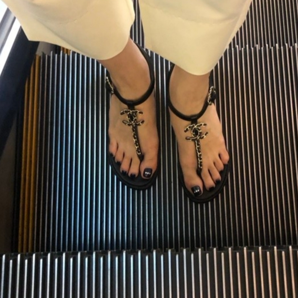 (W) Chanel Thongs Lambskin & Black 착용 스타일