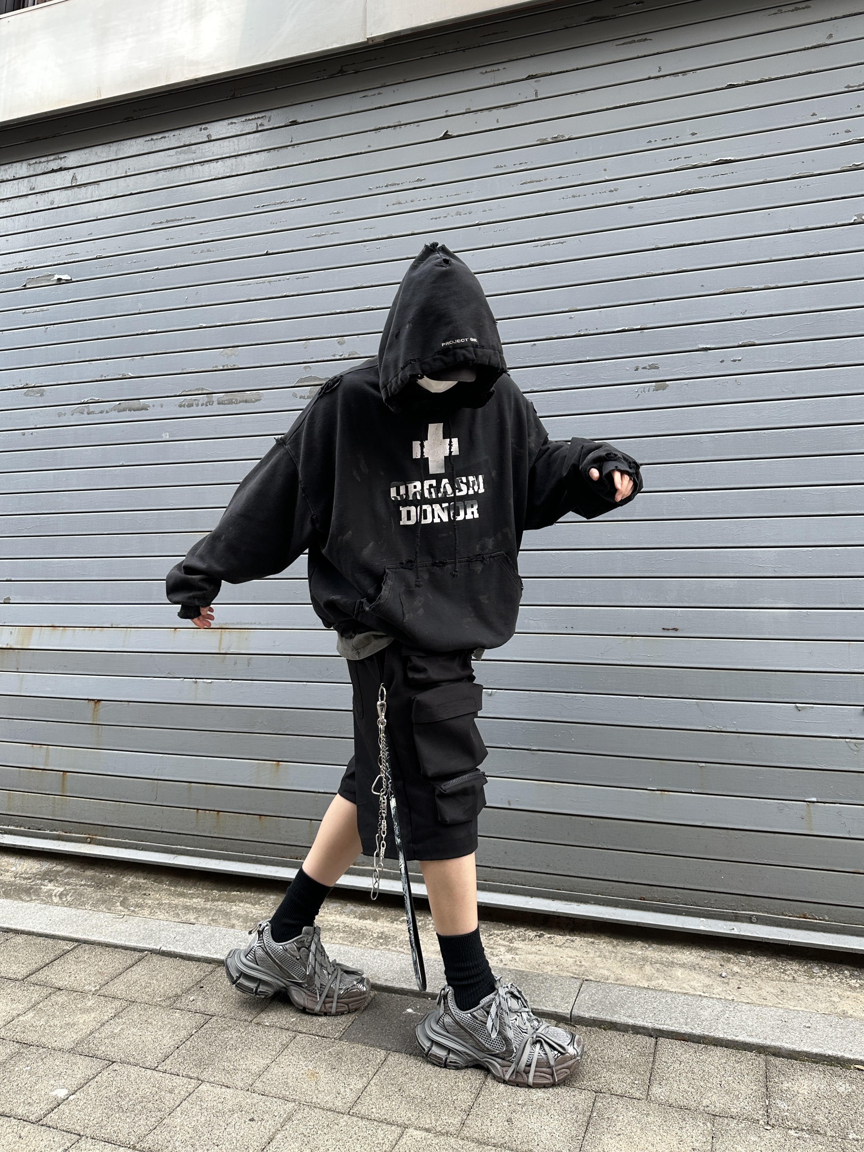 프로젝트 G/R 베리파이드 오르가즘 도너 후드 더티 블랙, 발렌시아가 개퍼 캡 블랙 착용 스타일 - 2
