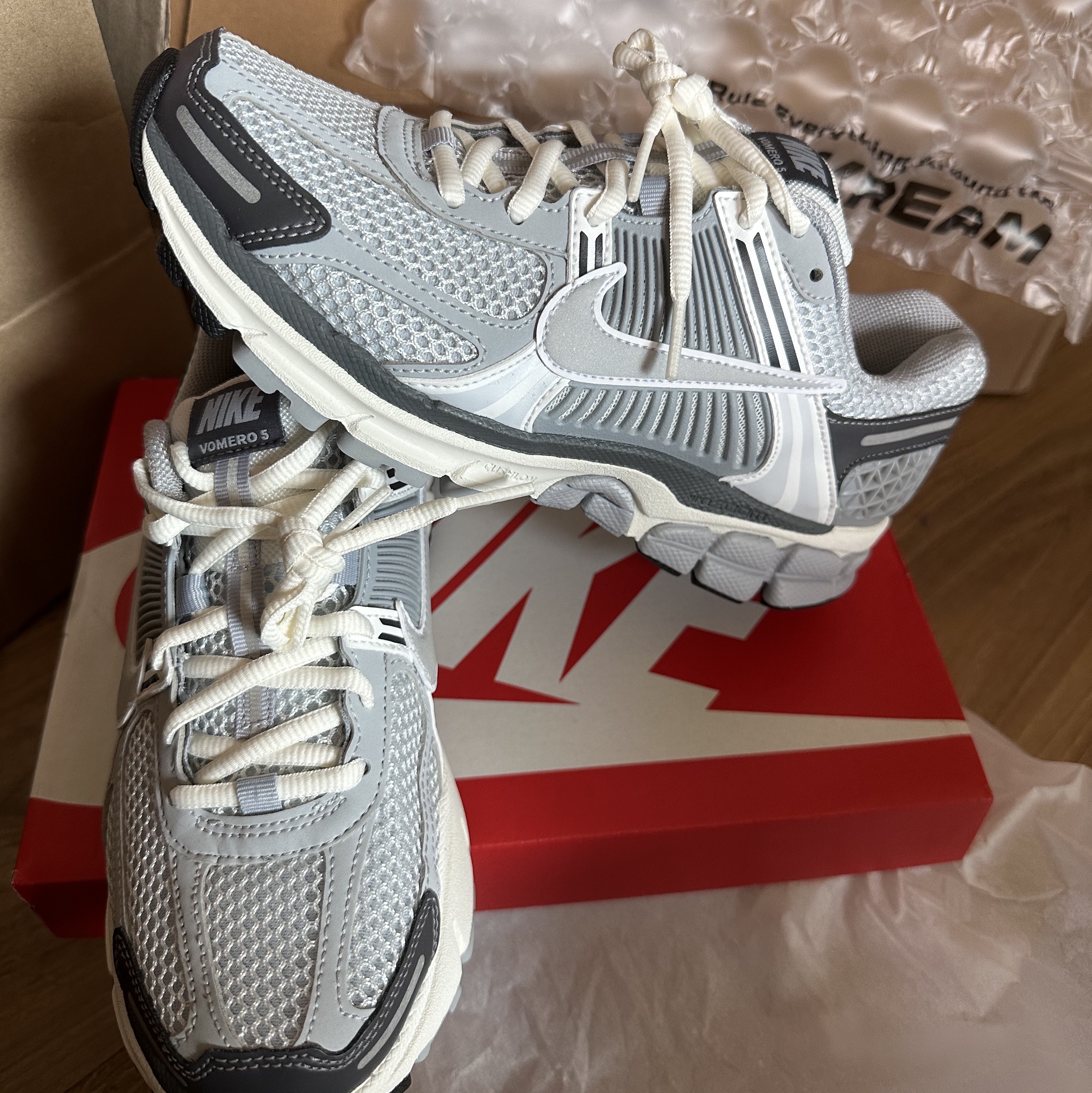 (W) Nike Zoom Vomero 5 Pure Platinum Metallic Silver 착용 스타일 - 1