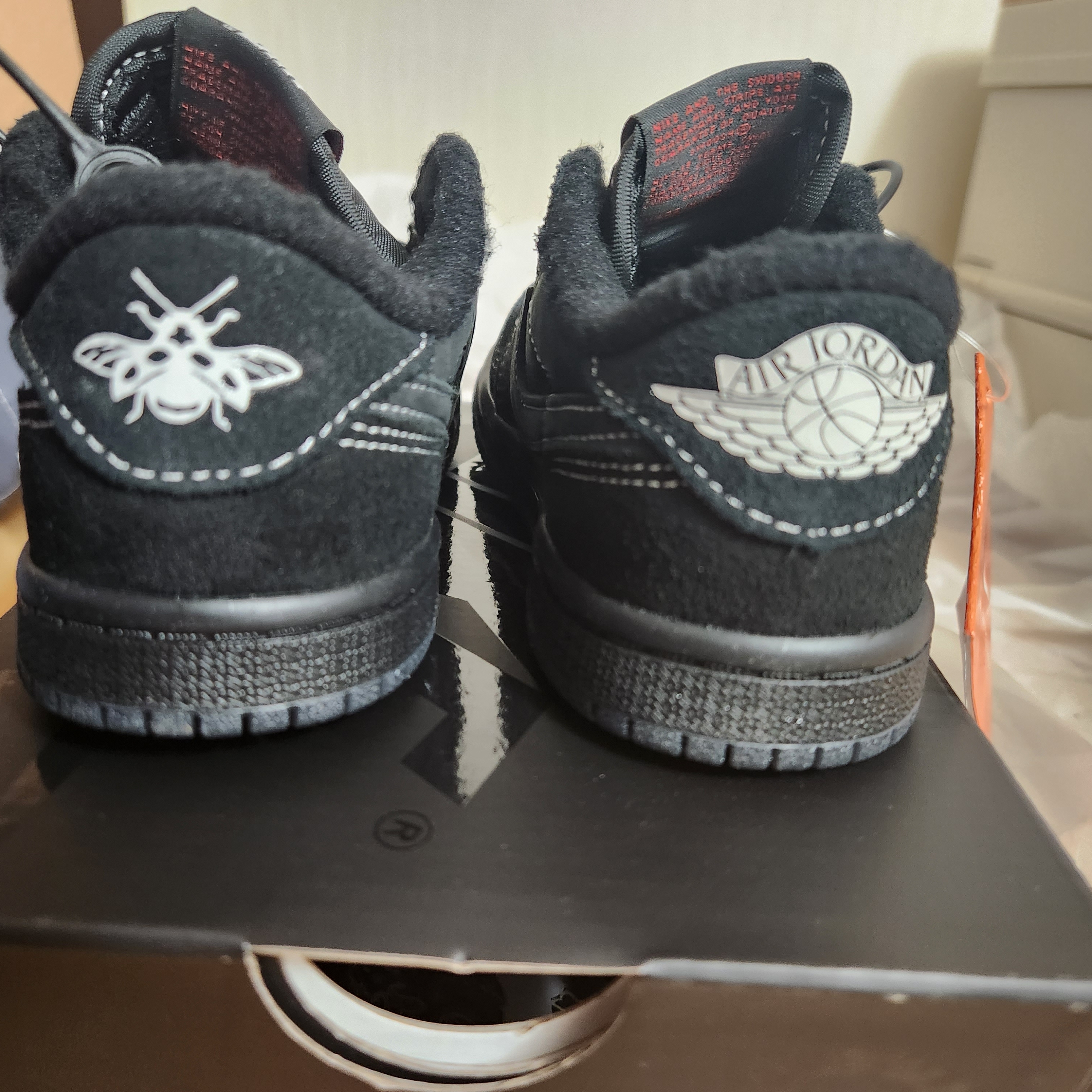 (TD) Jordan 1 x Travis Scott Retro Low OG SP Black Phantom 착용 스타일 - 3