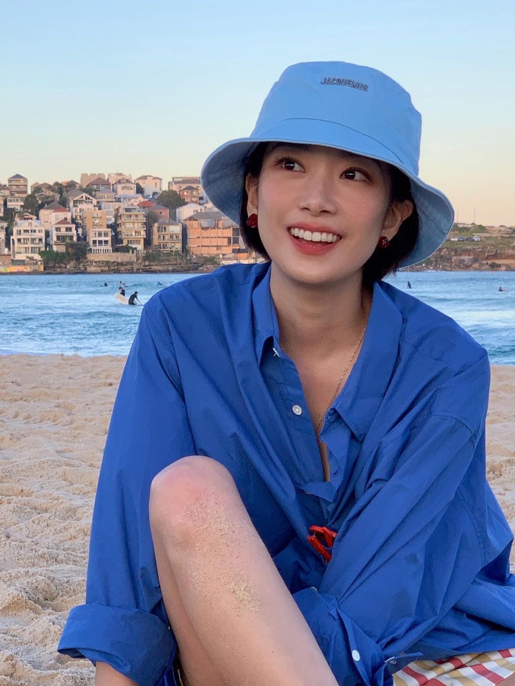 Jacquemus Le Bob Gadjo Knotted Bucket Hat Blue 착용 스타일