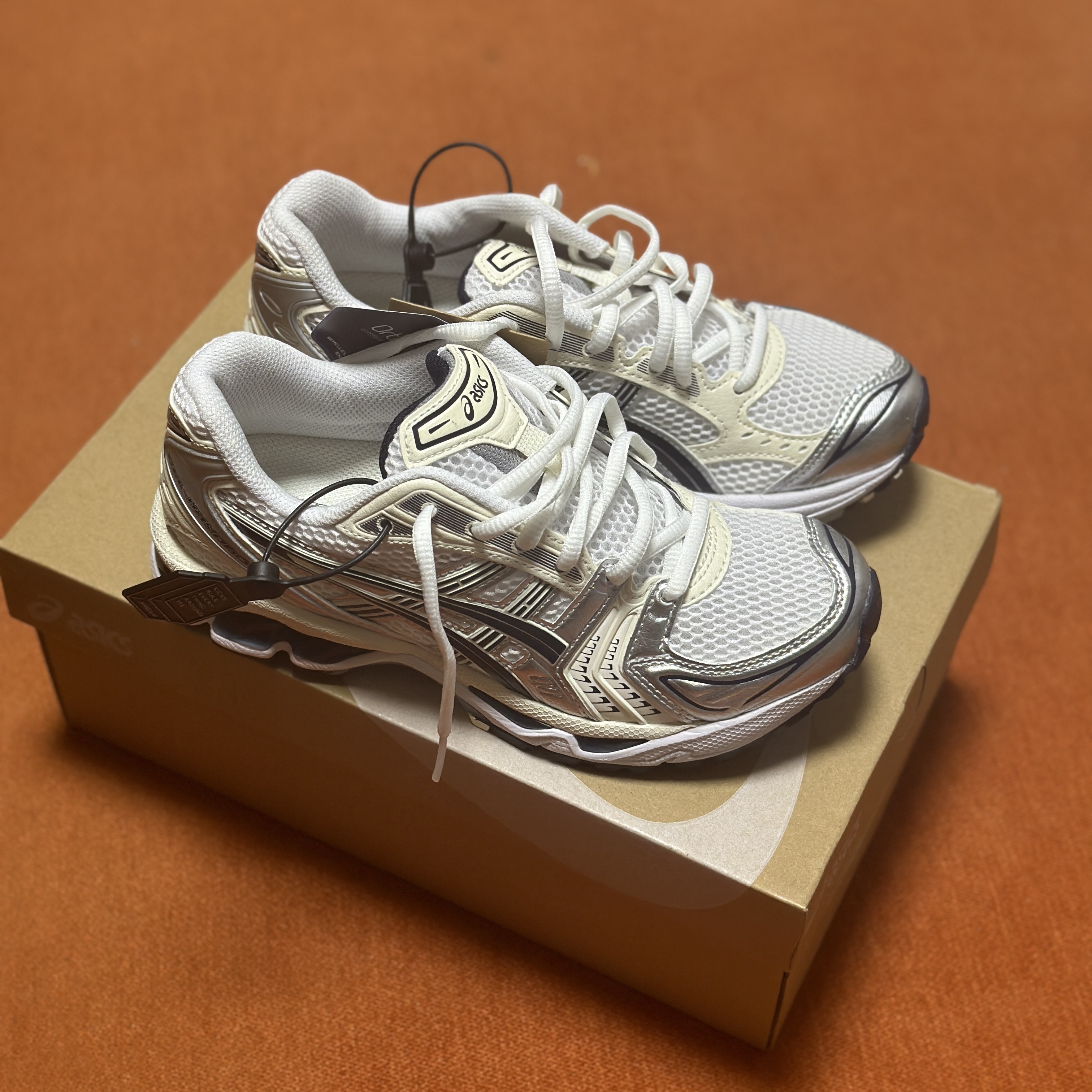 (W) Asics Gel-Kayano 14 White Midnight 착용 스타일
