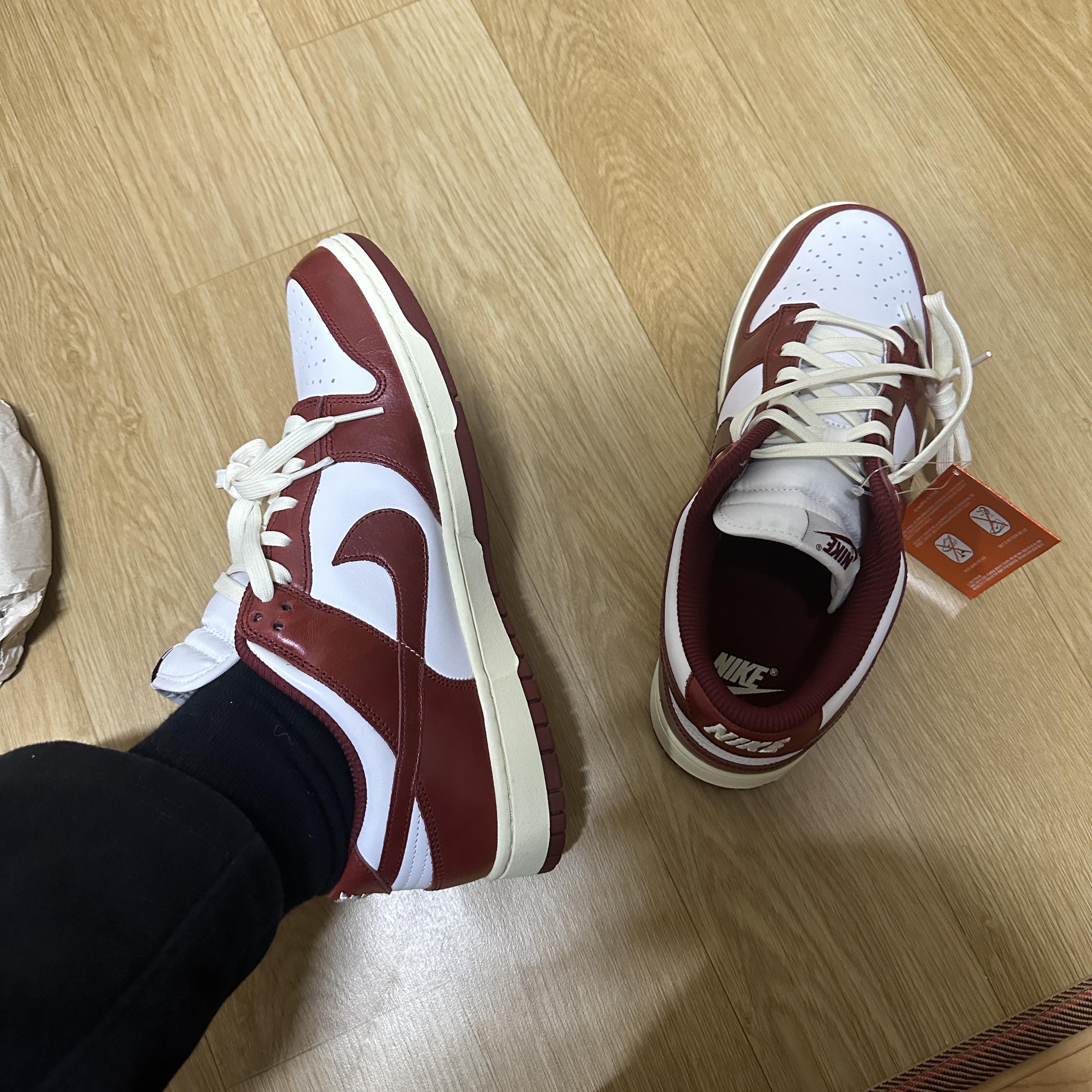 (W) Nike Dunk Low Retro PRM Team Red and White 착용 스타일
