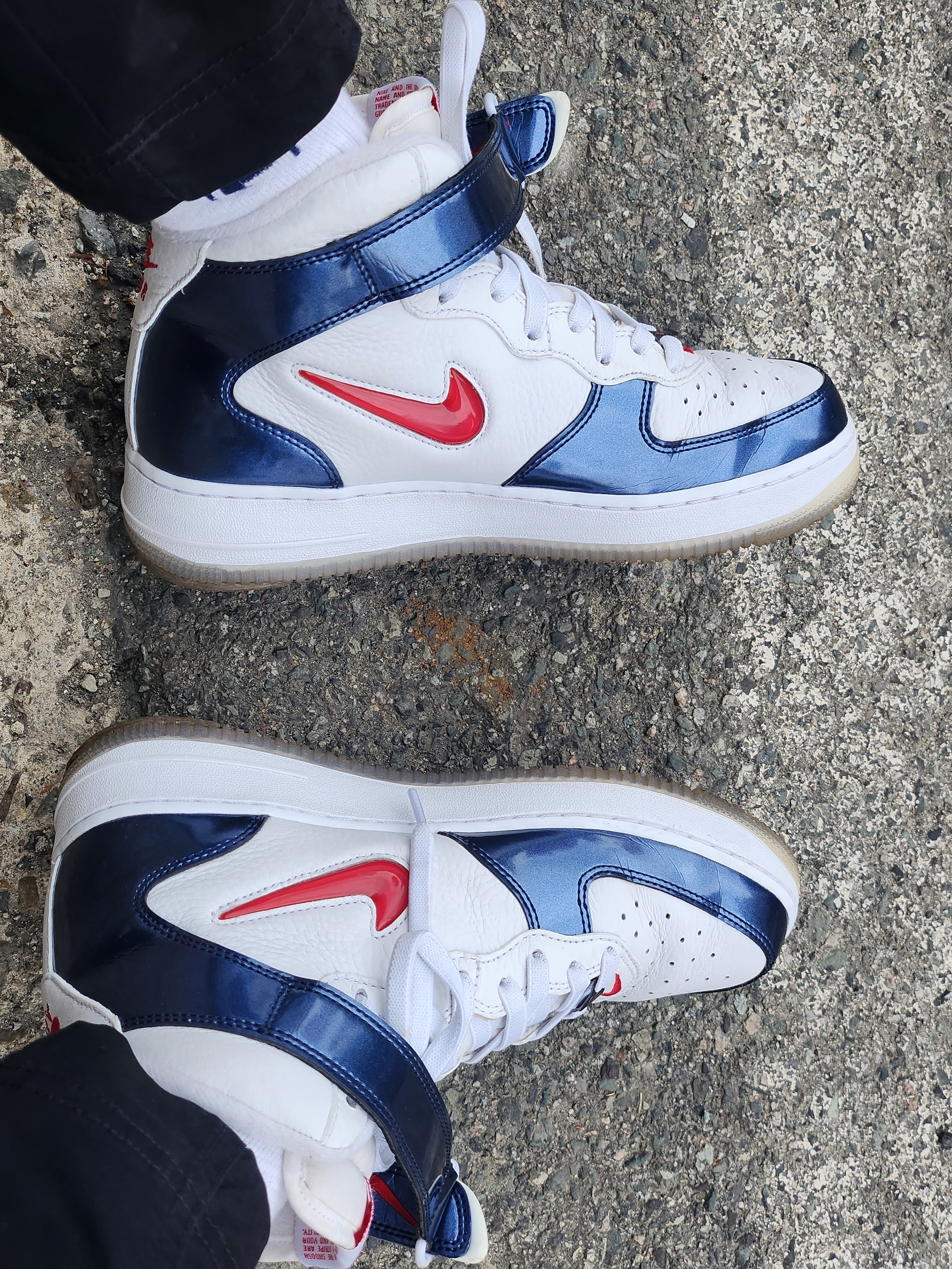 Nike Air Force 1 Mid QS University Red and Midnight Navy, Nike Futura Corduroy Bucket Black 착용 스타일 - 5