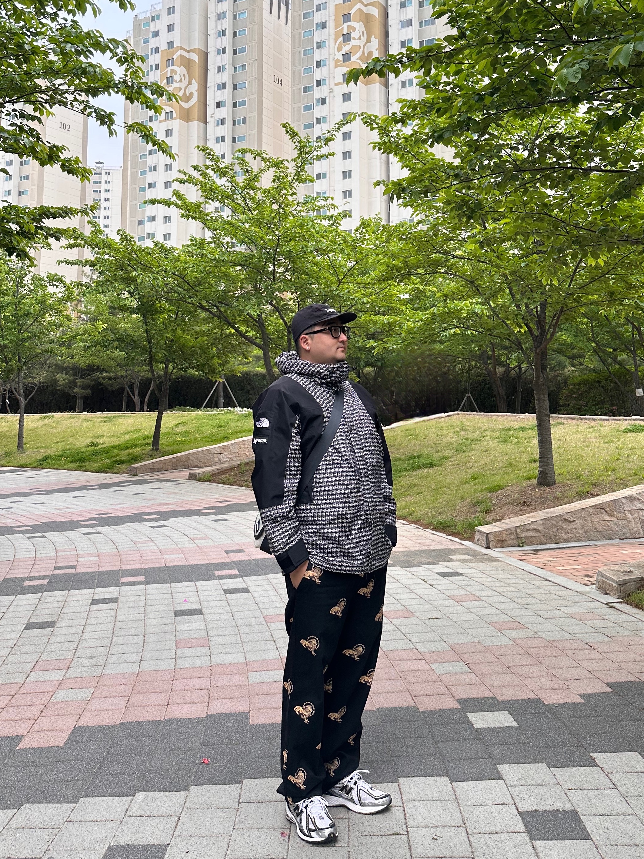 New Balance 1906R White Gold, Supreme x The North Face Studded Mountain Light Jacket Black - 21SS 착용 스타일 - 1
