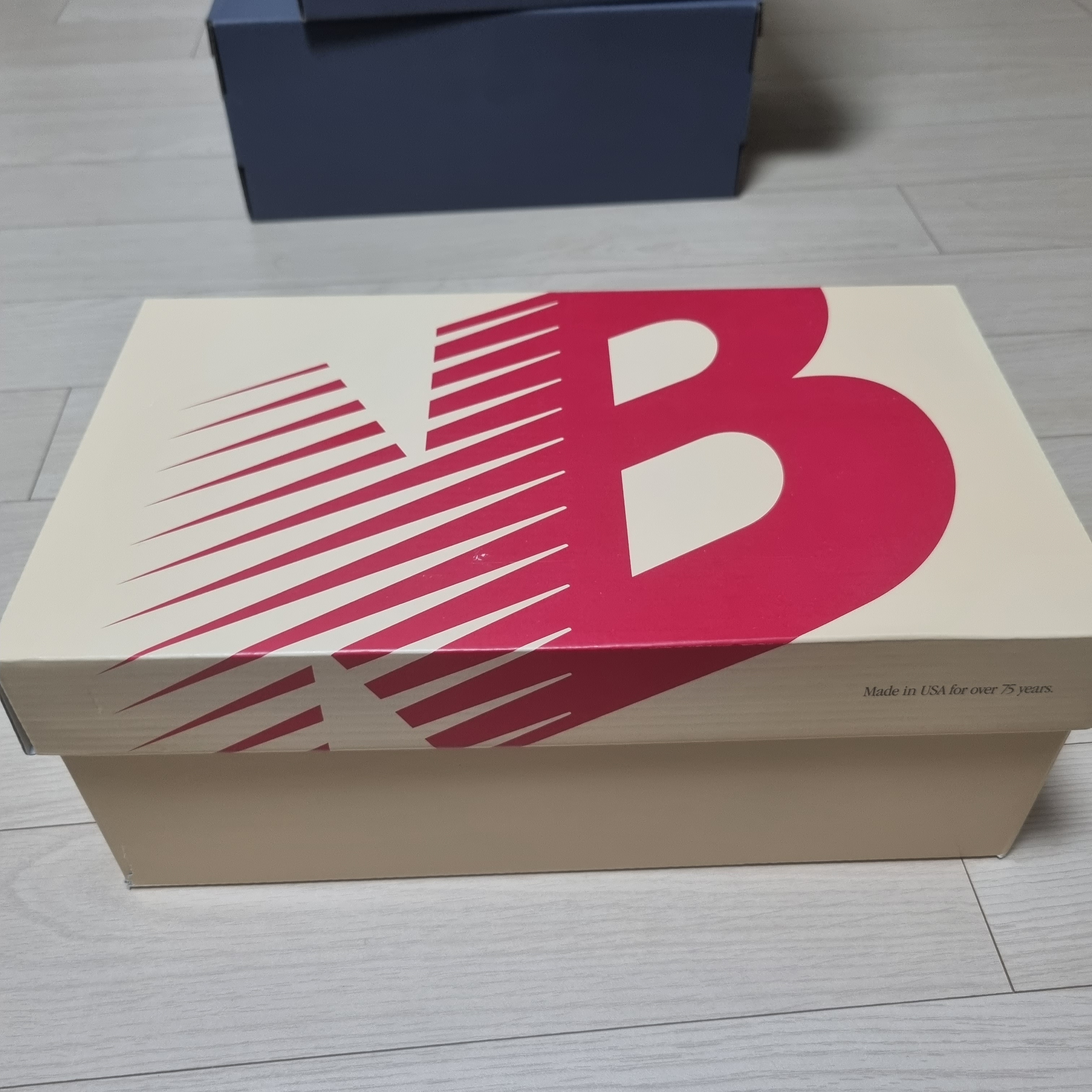 뉴발란스 990v2 메이드 인 USA 크리센티넘 네이비 착용 스타일 - 1