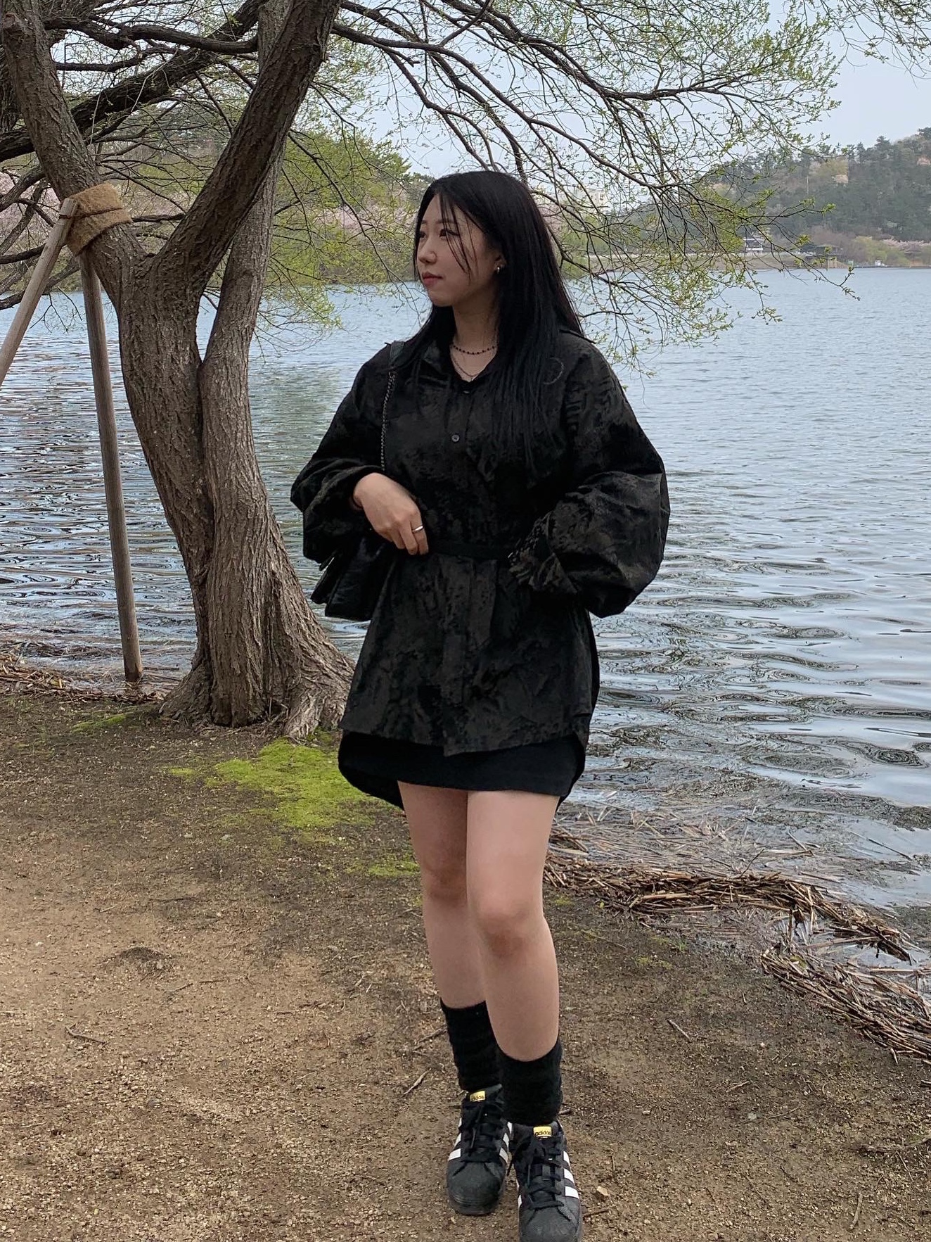 아디다스 슈퍼스타 코어 블랙 화이트, 생로랑 크링클 빈티지 레더 블랙 모노그램 니키 베이비백 실버 체인 스트랩 블랙 착용 스타일 - 1