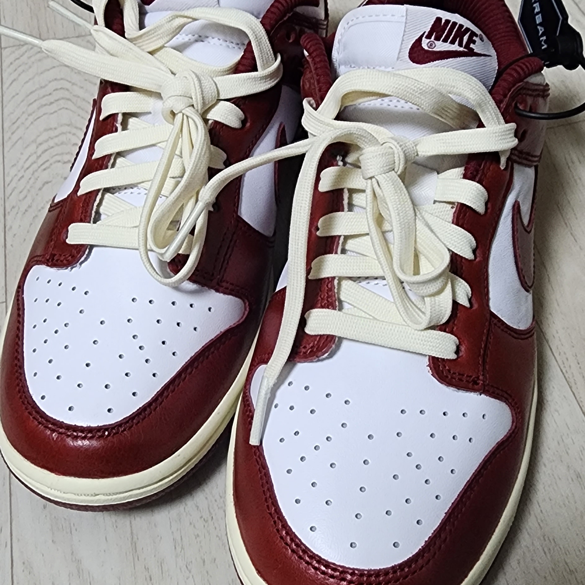 (W) Nike Dunk Low Retro PRM Team Red and White 착용 스타일
