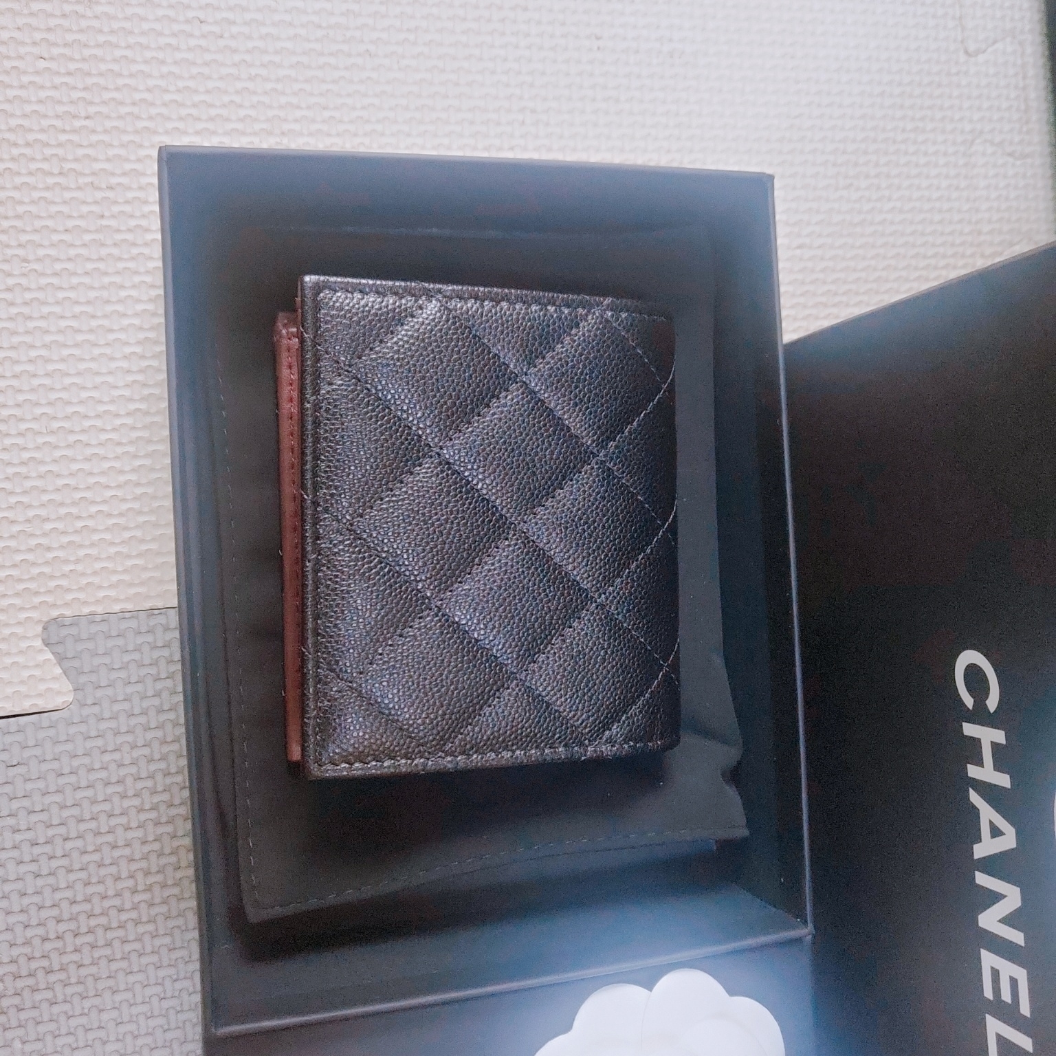 Chanel Small Flap Wallet Grained Calfskin & Gold Black 착용 스타일
