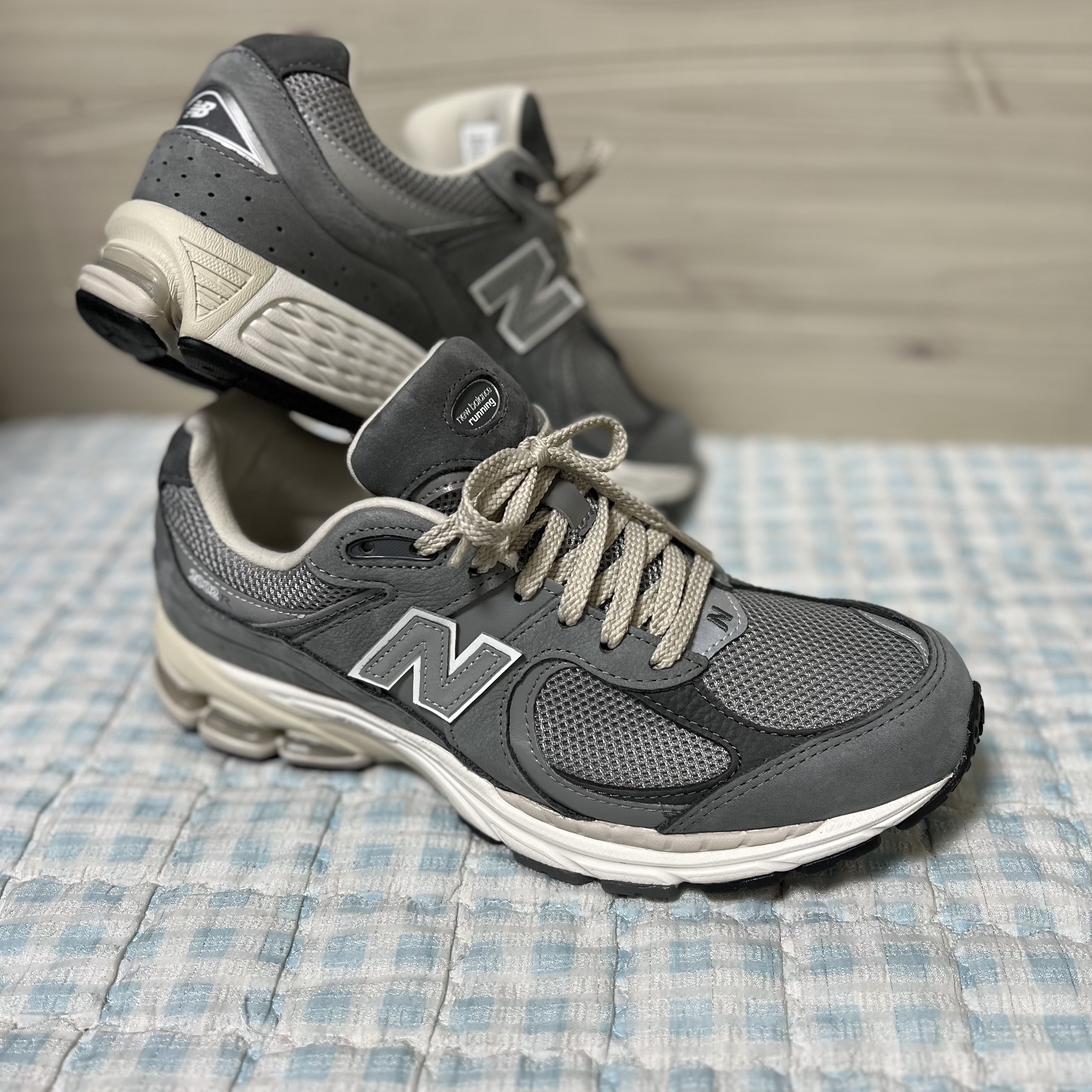 New Balance 2002R Premium Vintage Grey 착용 스타일