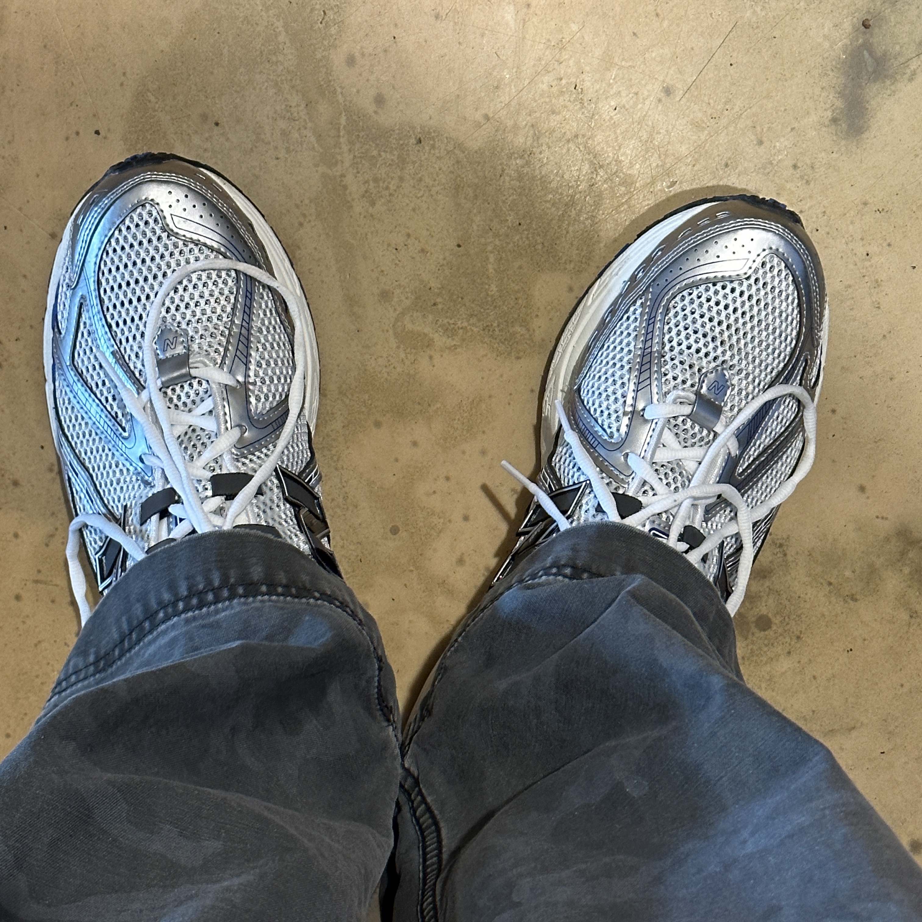 New Balance 1906R Silver Metallic 착용 스타일