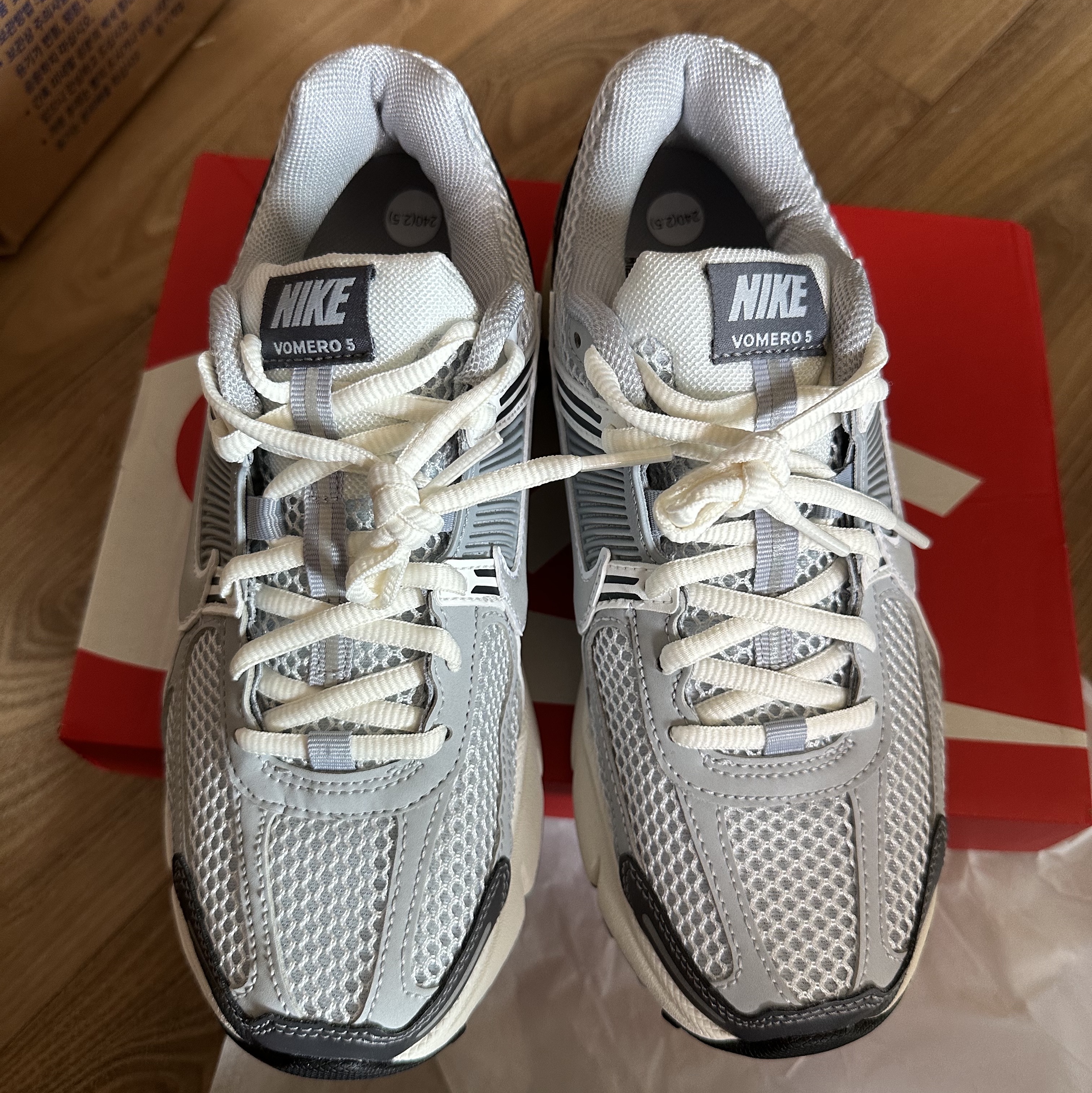 (W) Nike Zoom Vomero 5 Pure Platinum Metallic Silver 착용 스타일 - 2