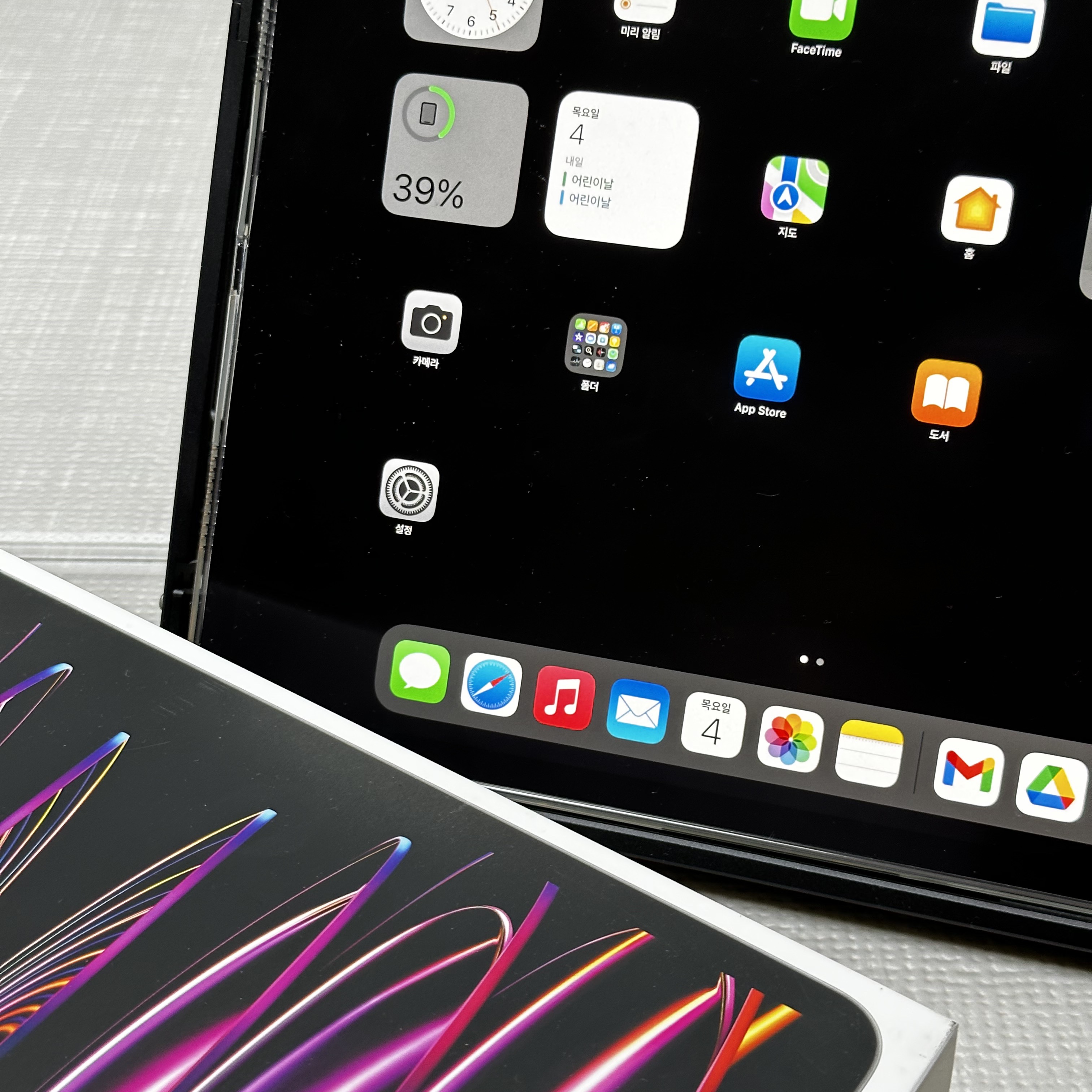 Apple iPad Pro 6th Gen 12.9-inch Wifi 128GB Space Gray (Korean Ver.) 착용 스타일
