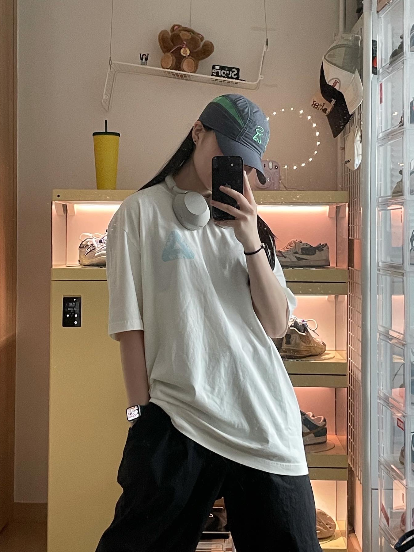 Palace x Porter Tri-Ferg Bell Boy T-Shirt White 착용 스타일 - 2
