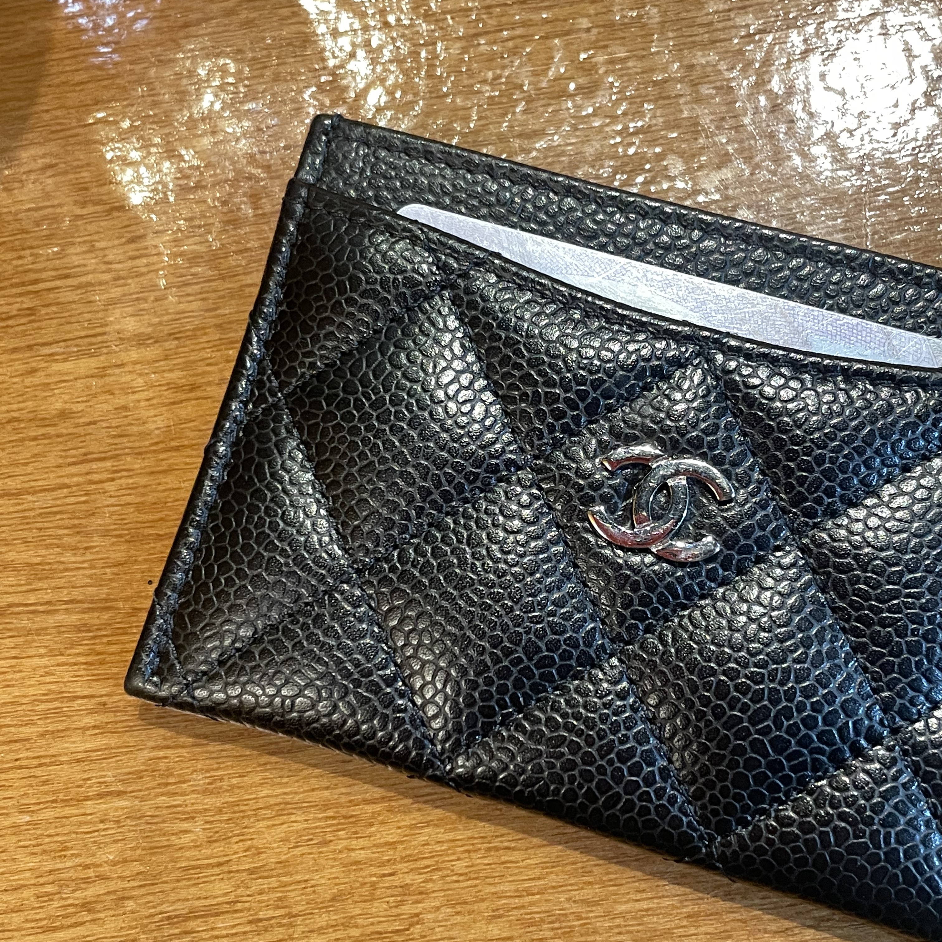 Chanel Classic Card Holder Grained Calfskin & Silver Black 착용 스타일