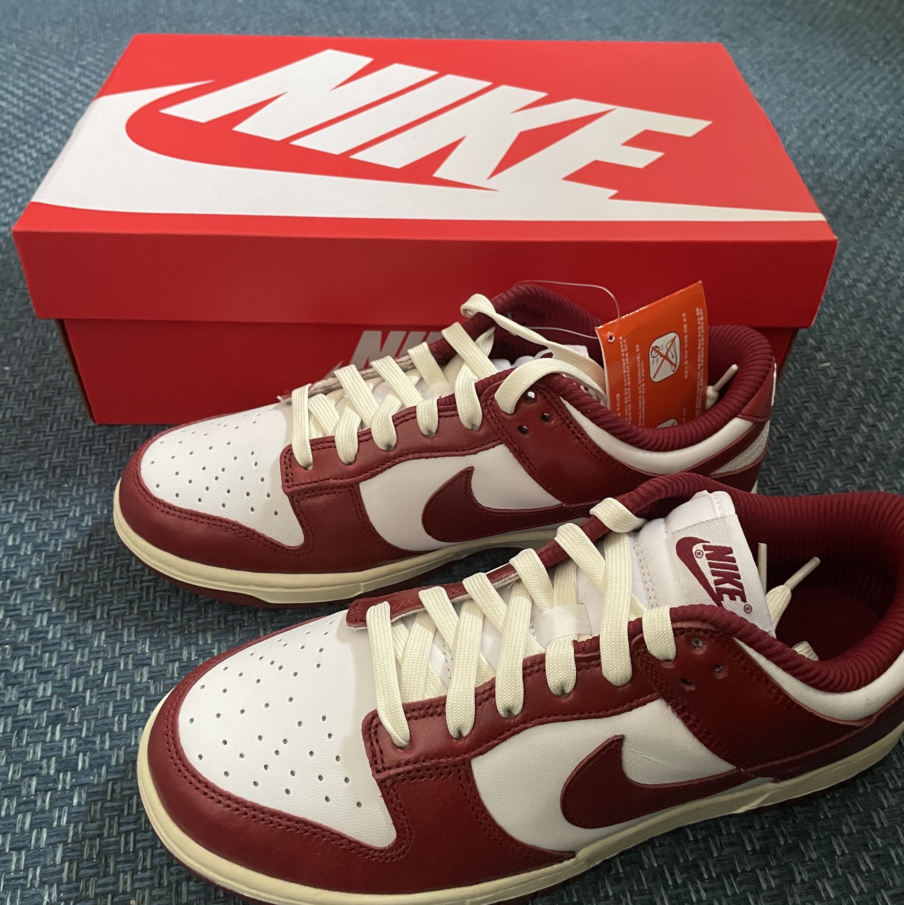 (W) Nike Dunk Low Retro PRM Team Red and White 착용 스타일
