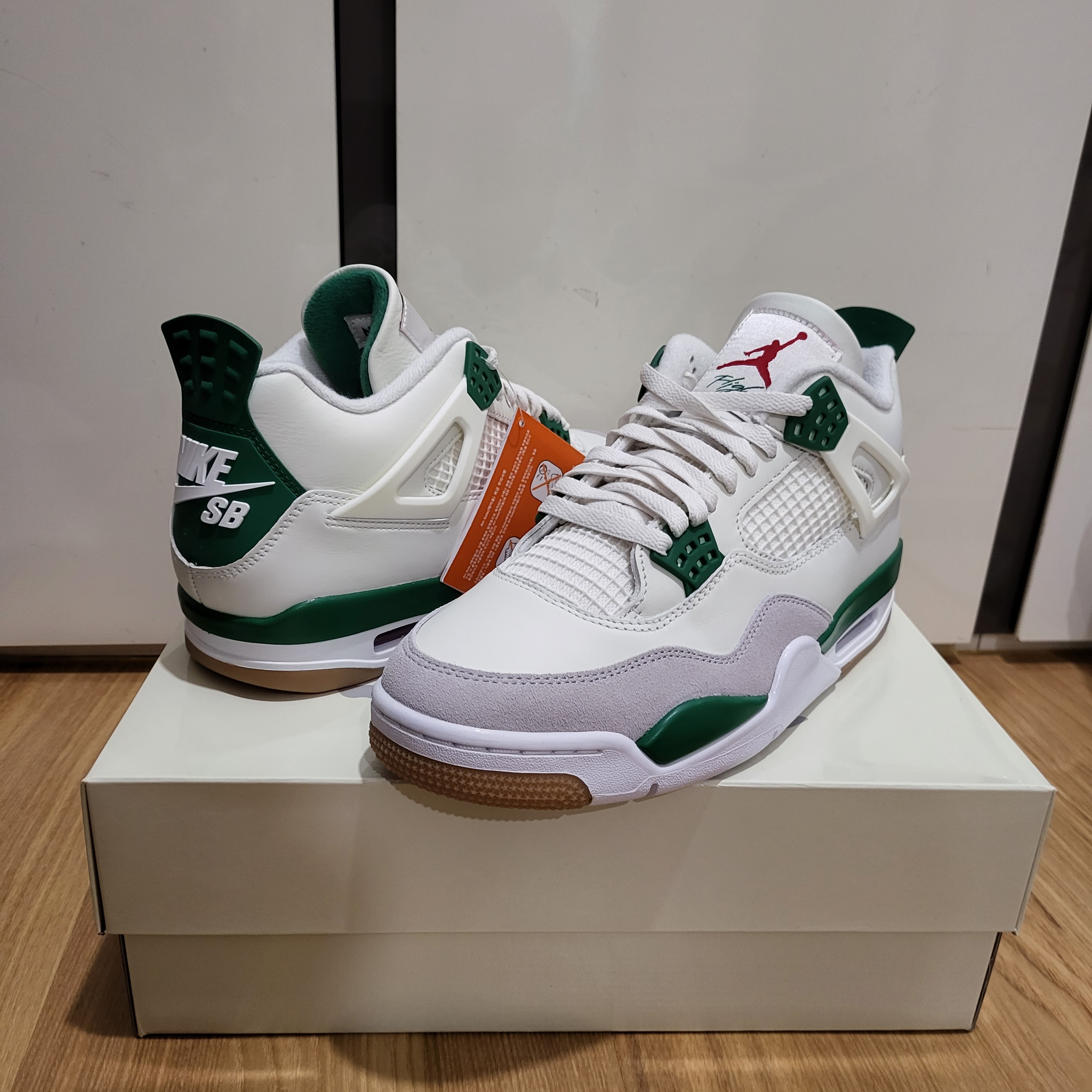 Jordan 4 x Nike SB Retro SP Pine Green 착용 스타일