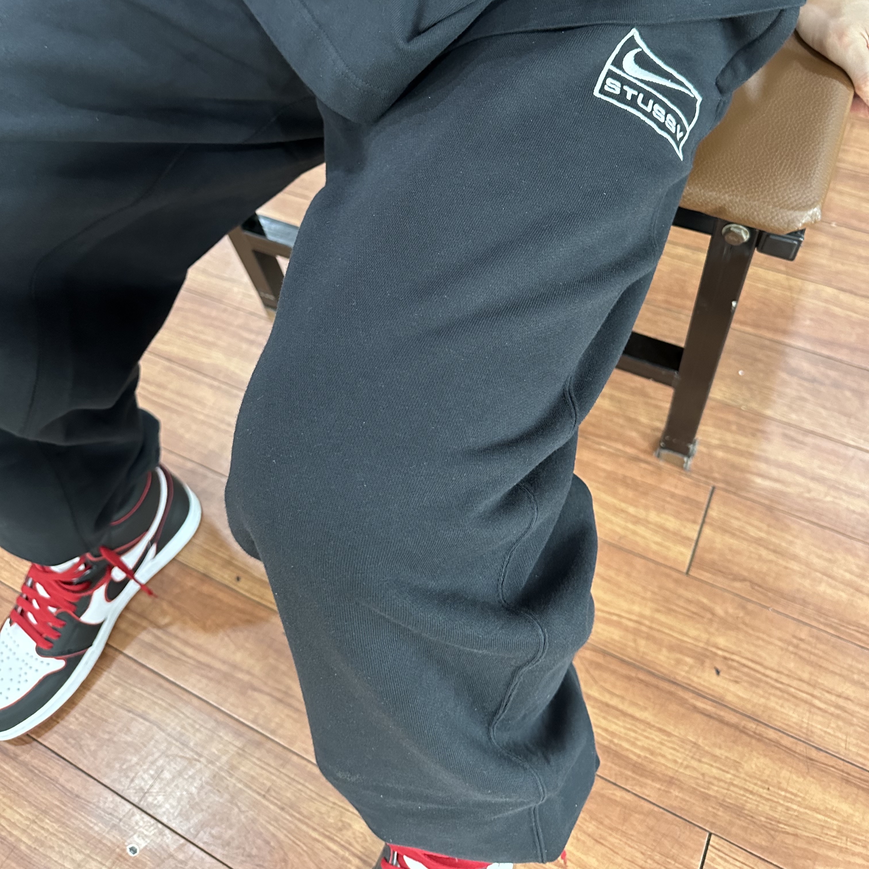 Jordan 1 Retro High OG Bloodline, Nike x Stussy NRG Washed Fleece Pants Black (DO5296-010) 착용 스타일 - 2