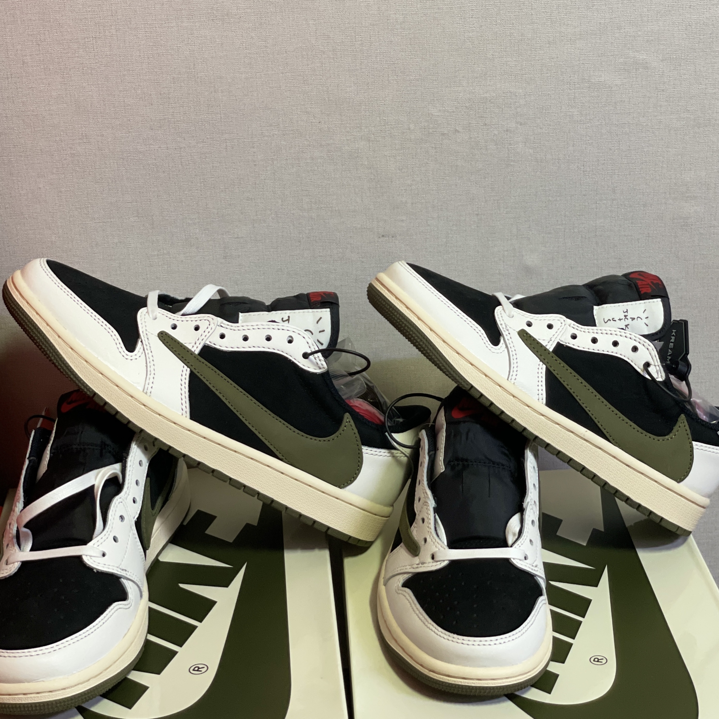 (W) Jordan 1 x Travis Scott Retro Low OG SP Medium Olive 착용 스타일 - 3