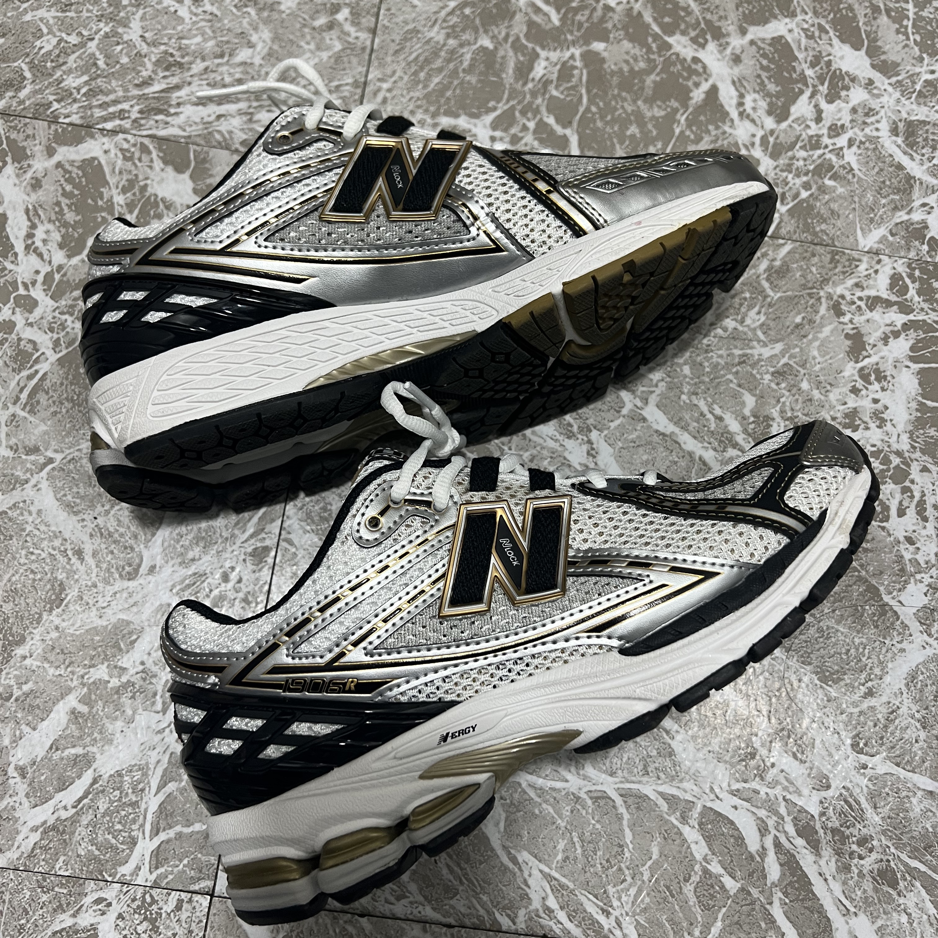 New Balance 1906R White Gold 착용 스타일