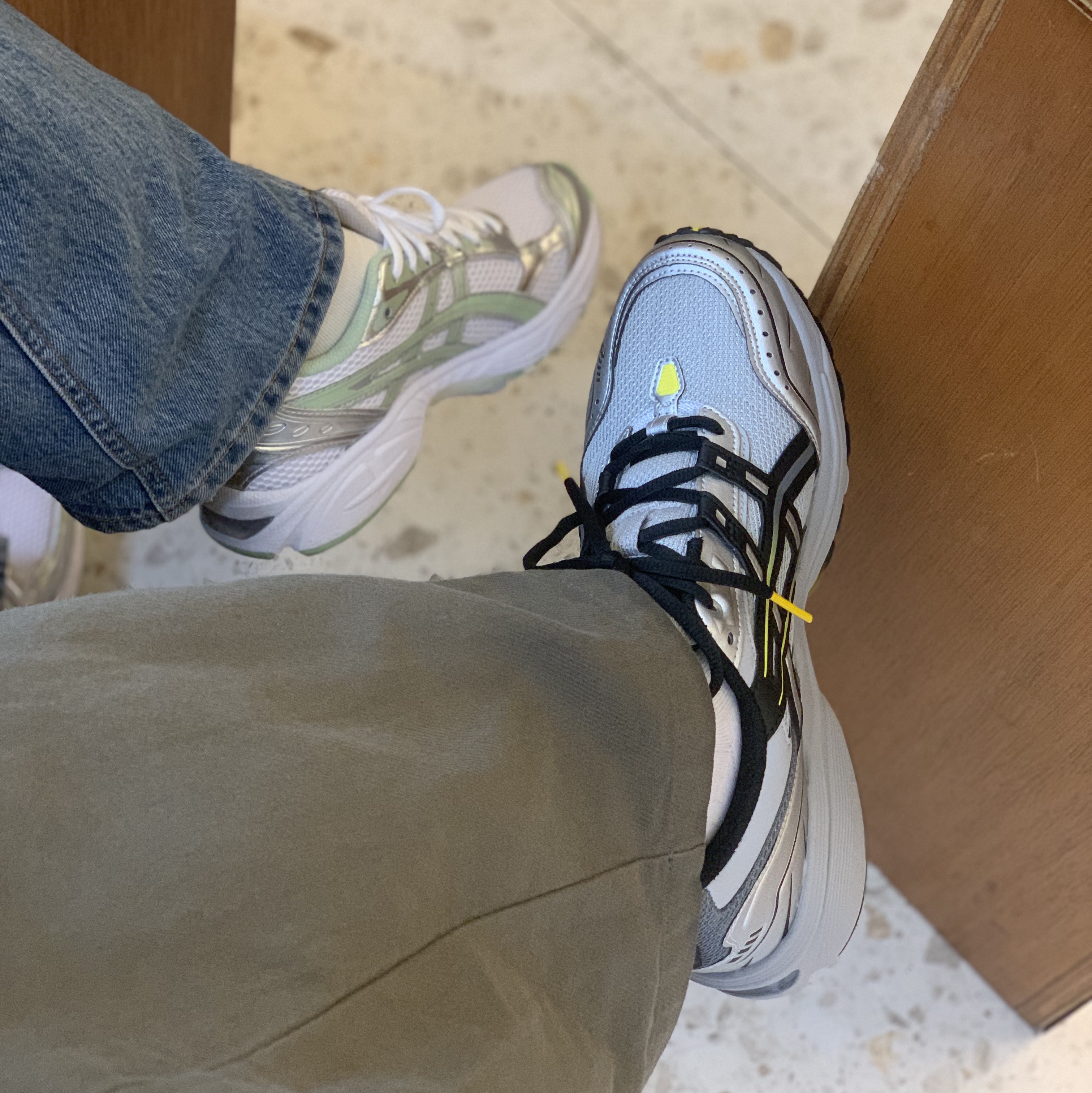 Asics Gel-1090 Mid Grey Black, (W) Asics Gel-Kayano 14 White Jade 착용 스타일