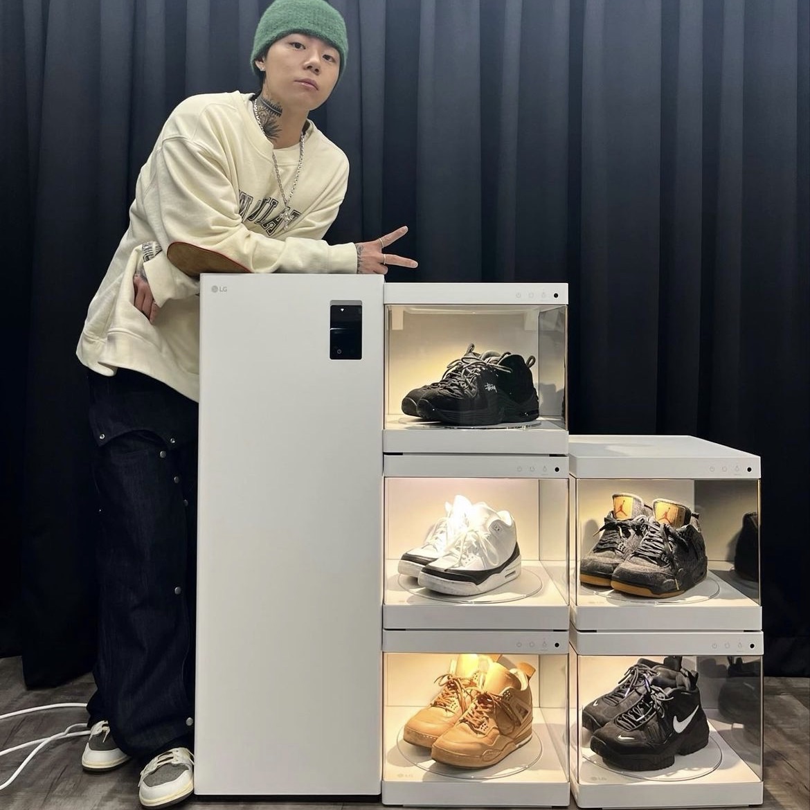 Jordan 1 x Travis Scott Retro Low OG SP Sail and Ridgerock 착용 스타일 - 2