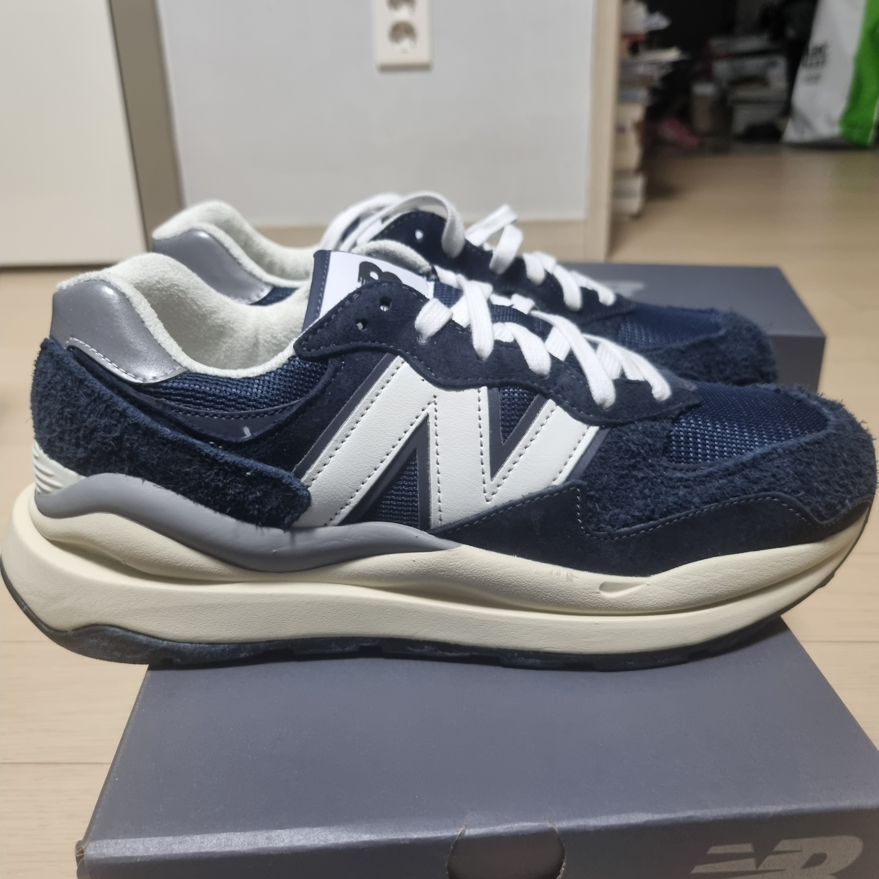 New Balance 5740 Vintage Lux Eclipse 착용 스타일 - 1