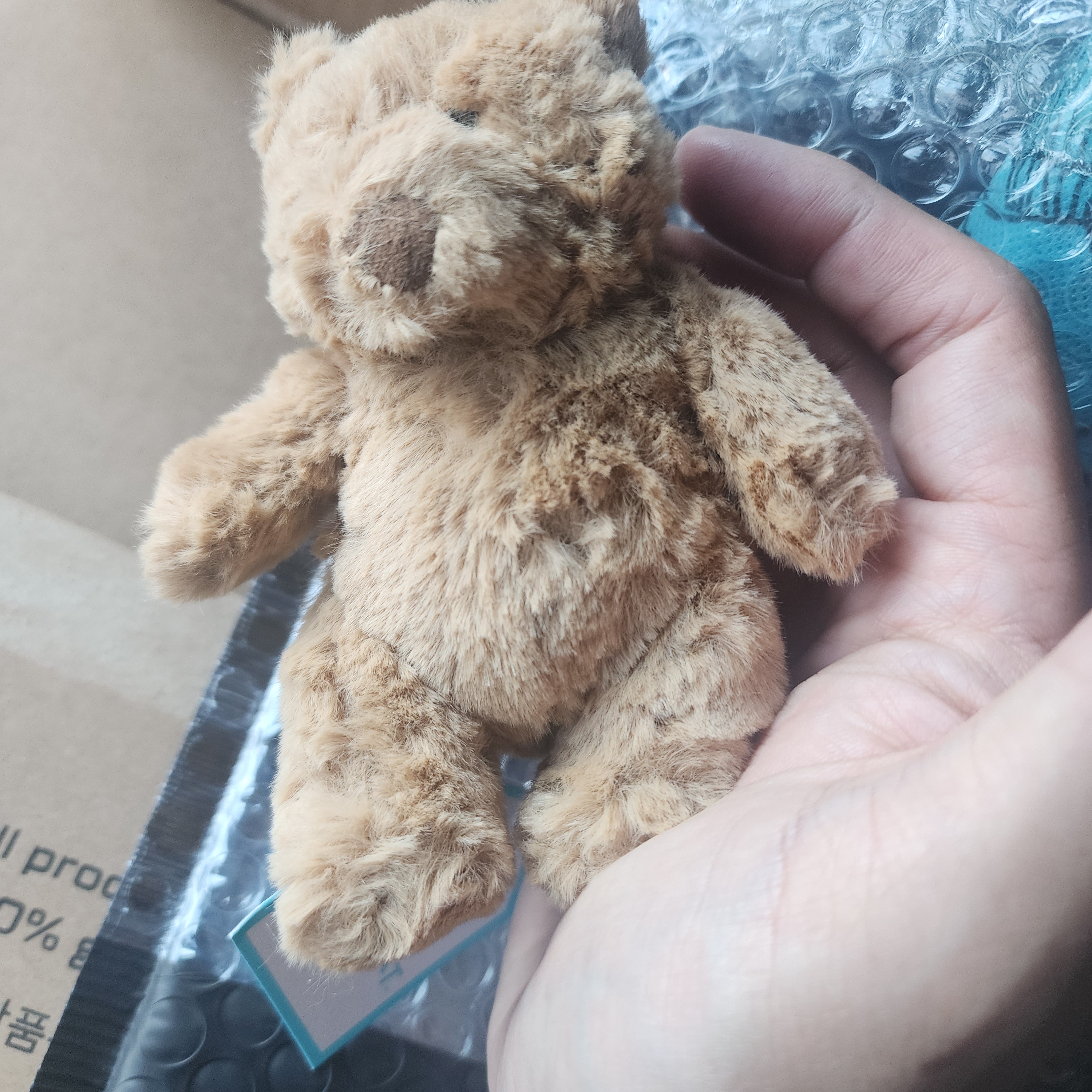 Jellycat Bartholomew Bear Bag Charm Brown 착용 스타일