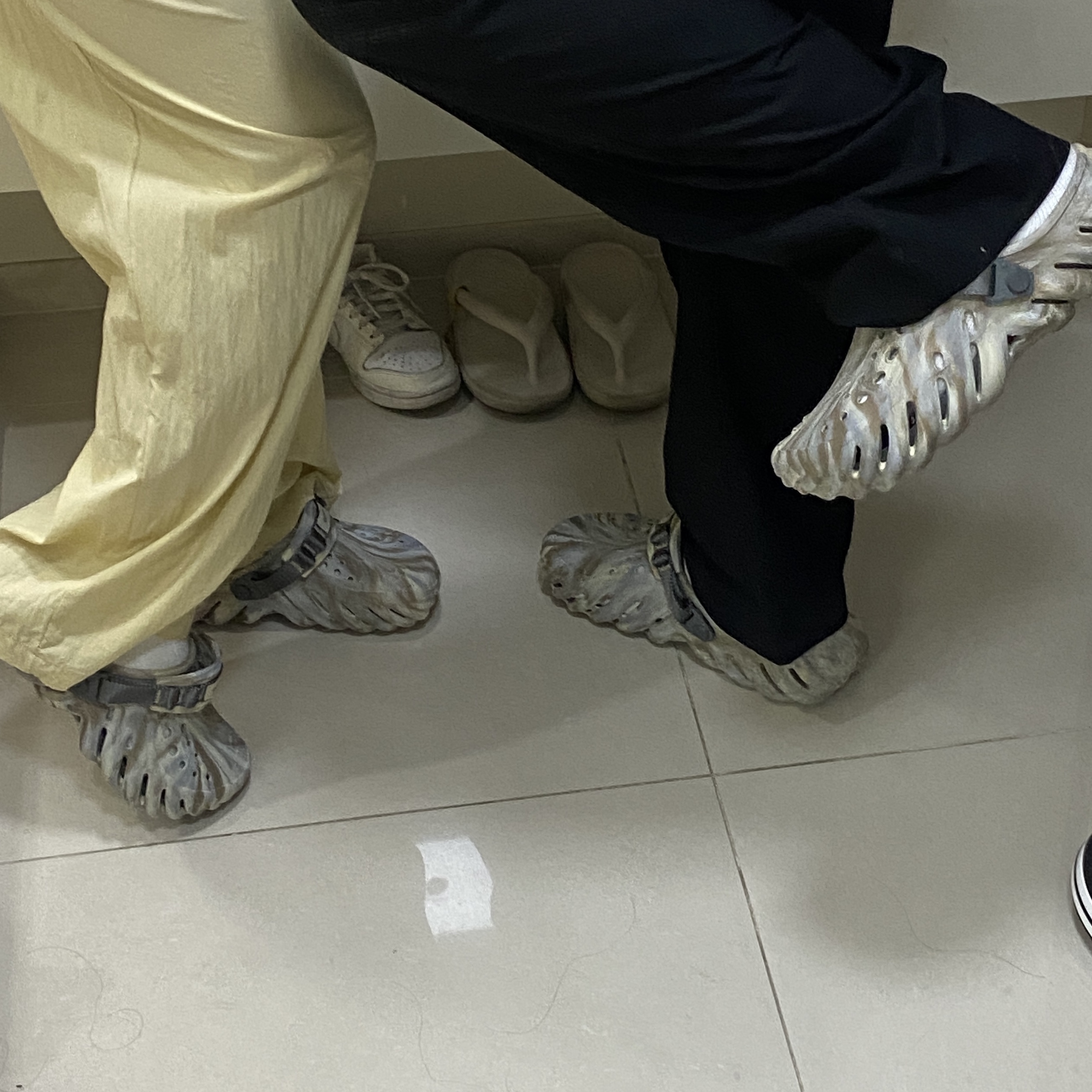 크록스 에코 마블드 클로그 본 멀티 착용 스타일
