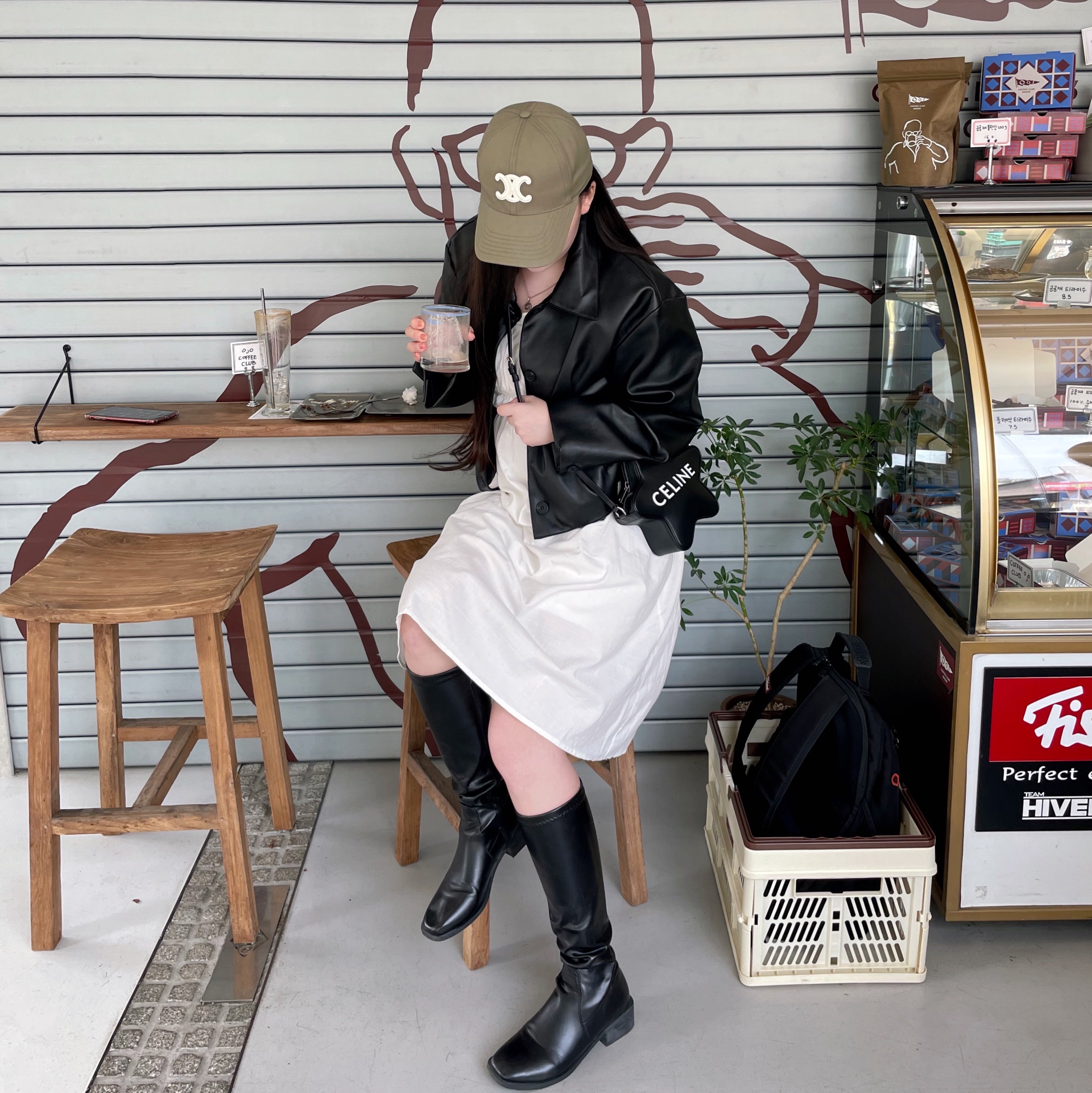 (W) Celine Triomphe Baseball Cap in Cotton Khaki 착용 스타일 - 1