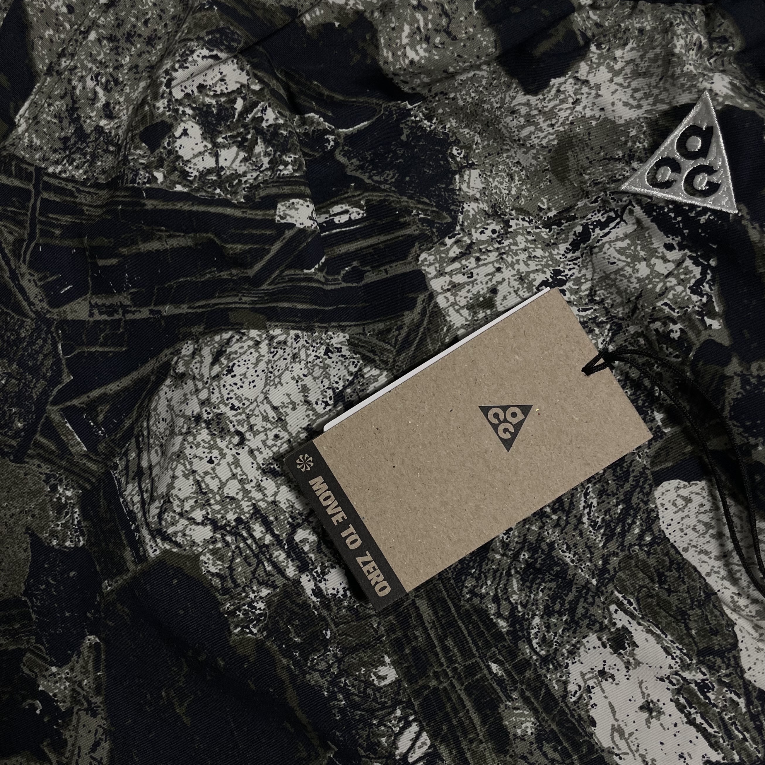 Nike ACG Print Trail Shorts Cargo Khaki - Asia 착용 스타일
