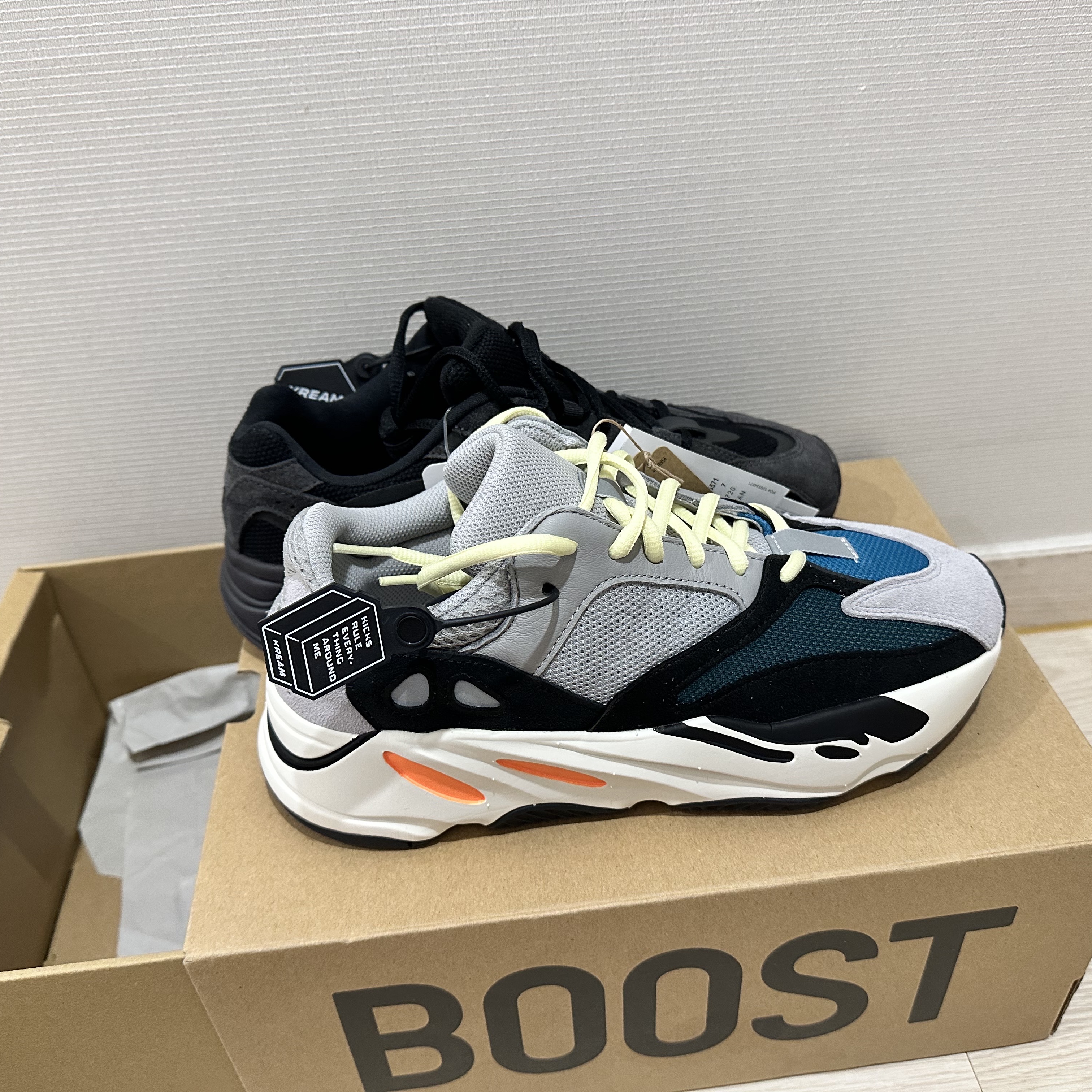 아디다스 이지 부스트 700 V2 반타 2019, 아디다스 이지 부스트 700 웨이브 러너 솔리드 그레이 2021/2022 착용 스타일 - 3