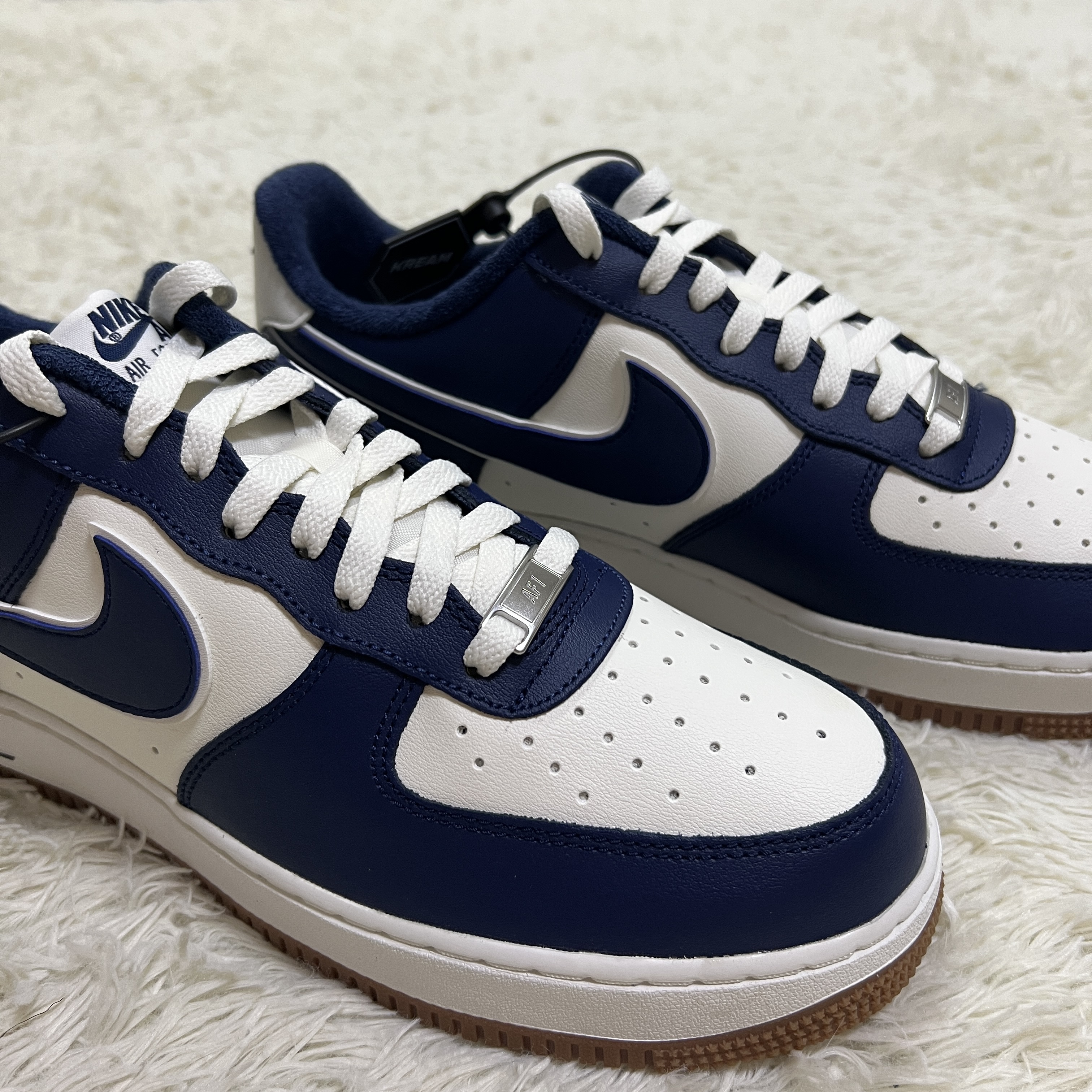 Nike Air Force 1 '07 LV8 Midnight Navy 착용 스타일