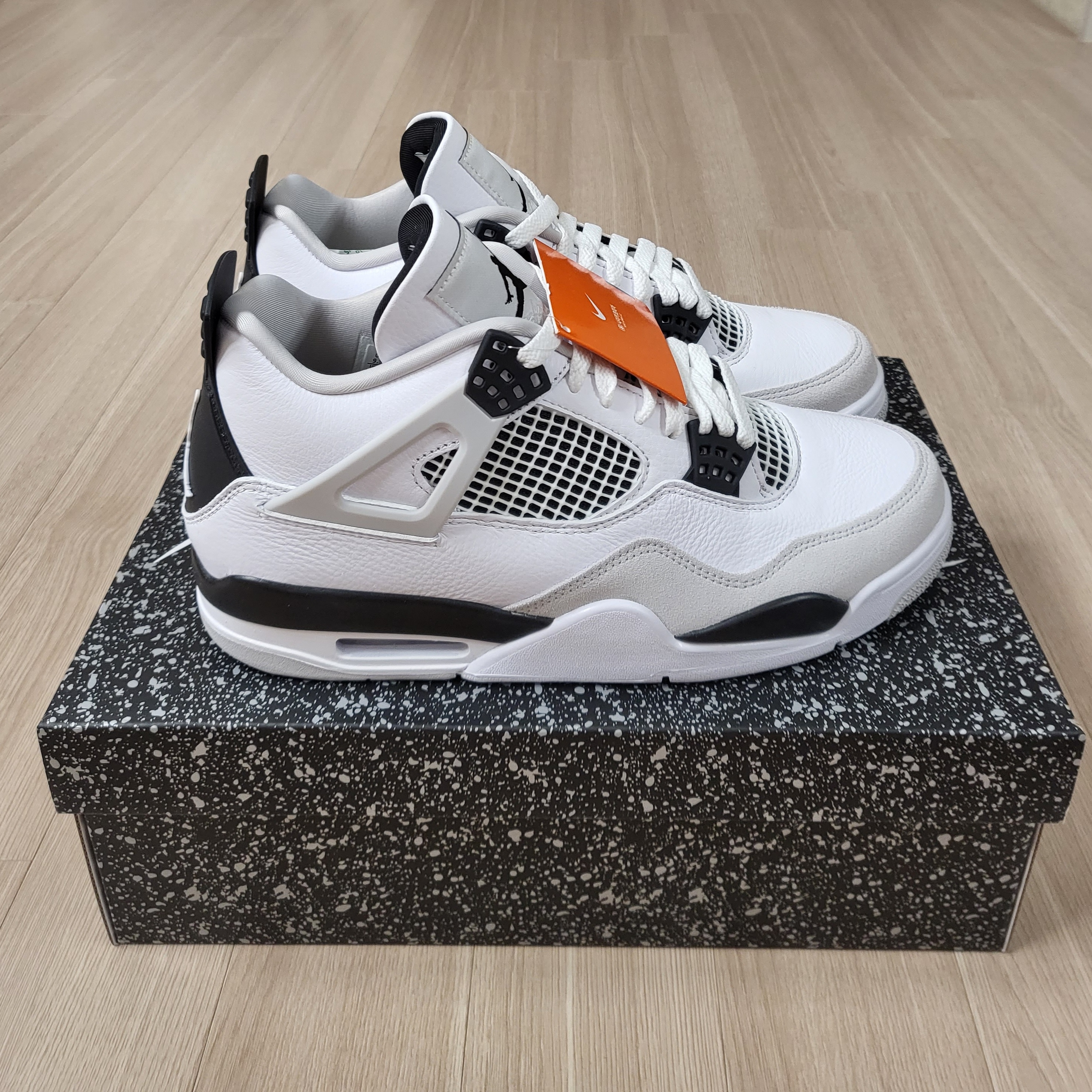 Jordan 4 Retro White and Black 착용 스타일