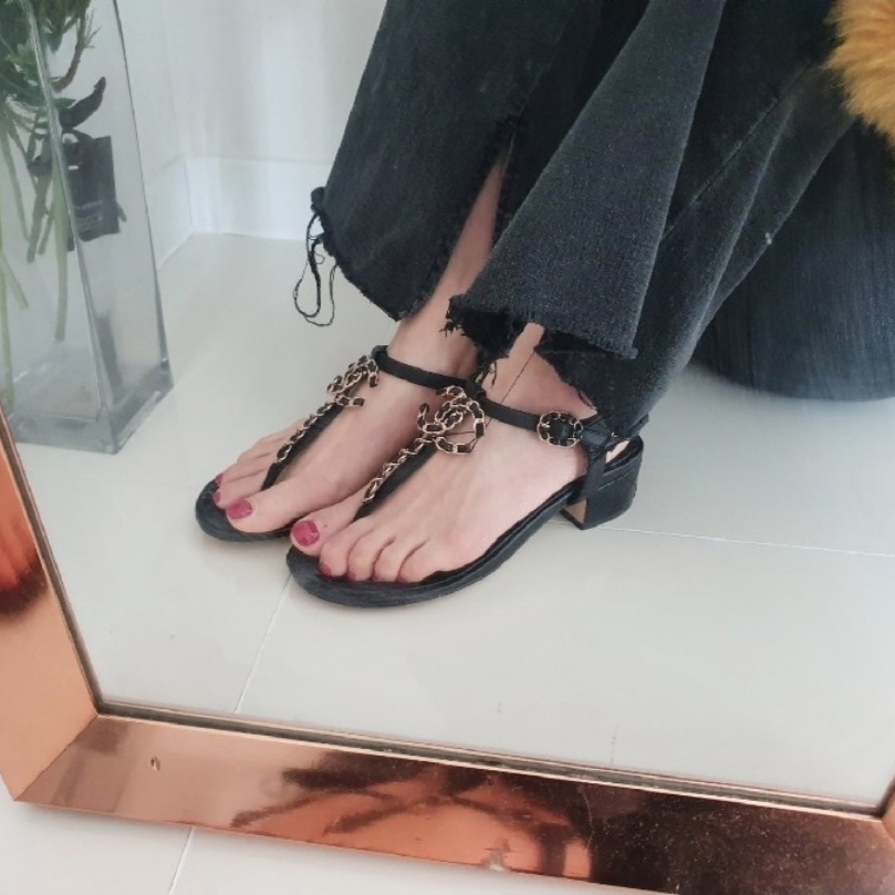 (W) Chanel Thongs Lambskin & Black 착용 스타일