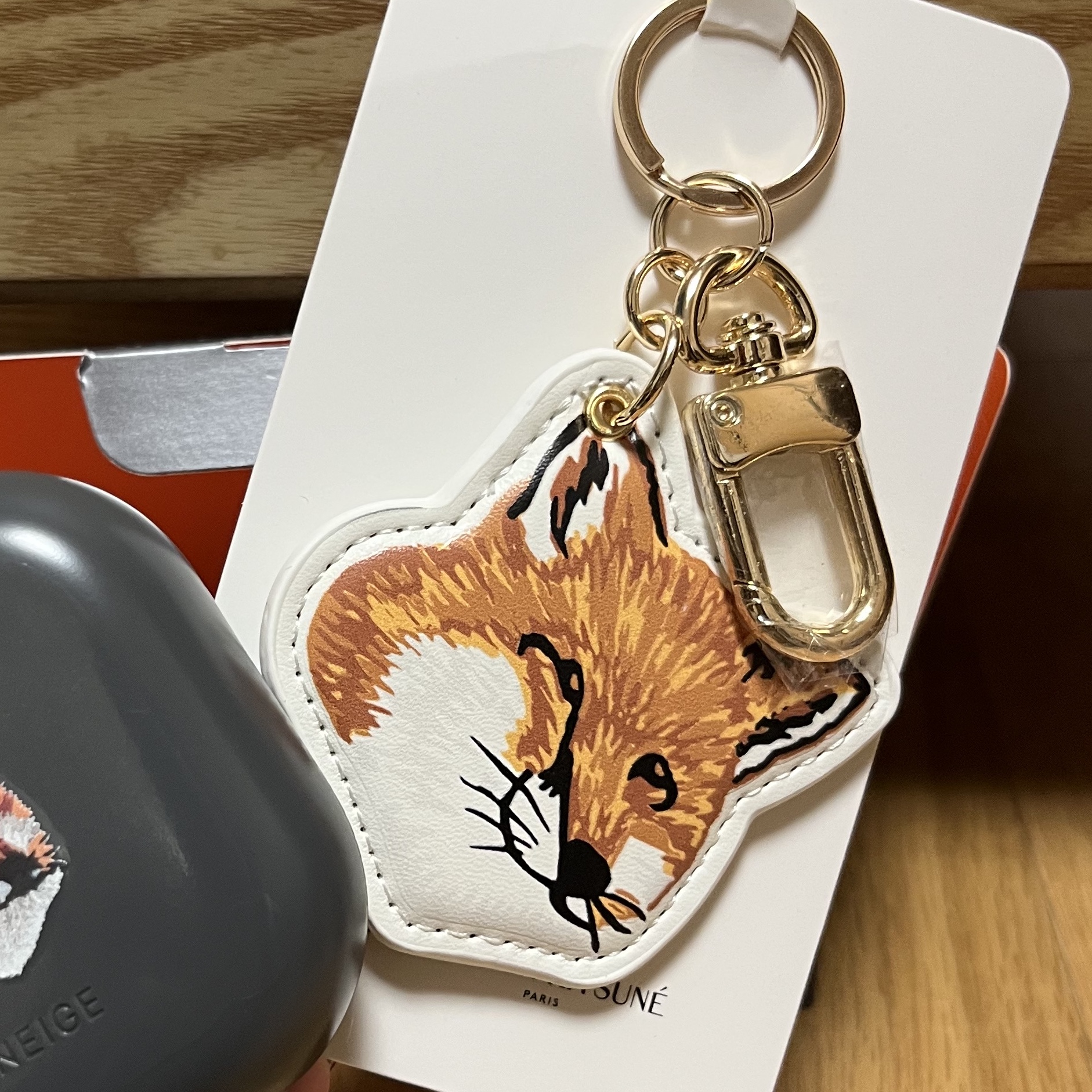Maison Kitsune x Laneige Keyring Multicolor 착용 스타일