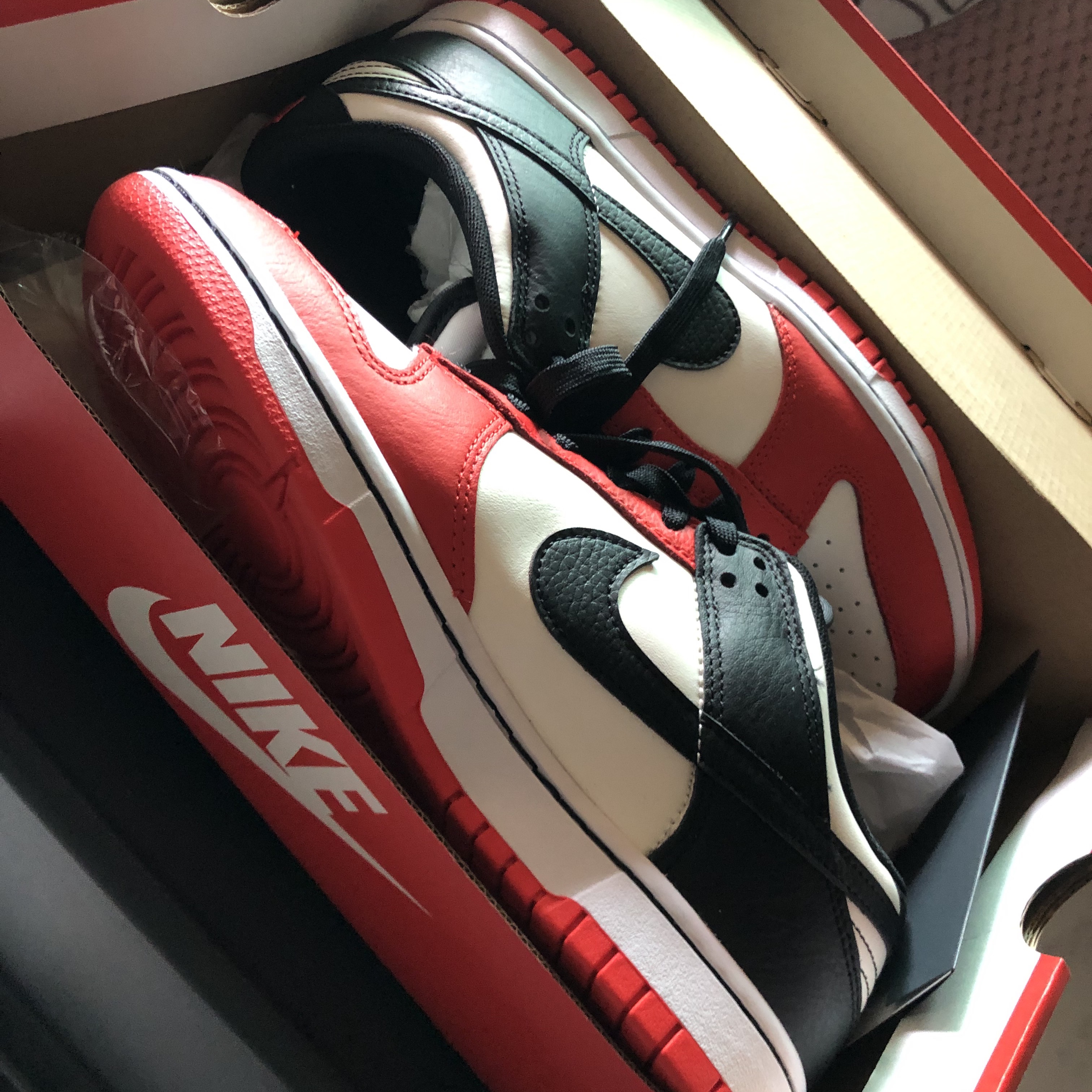 Nike x NBA Dunk Low Retro EMB Black and Chile Red 착용 스타일 - 1