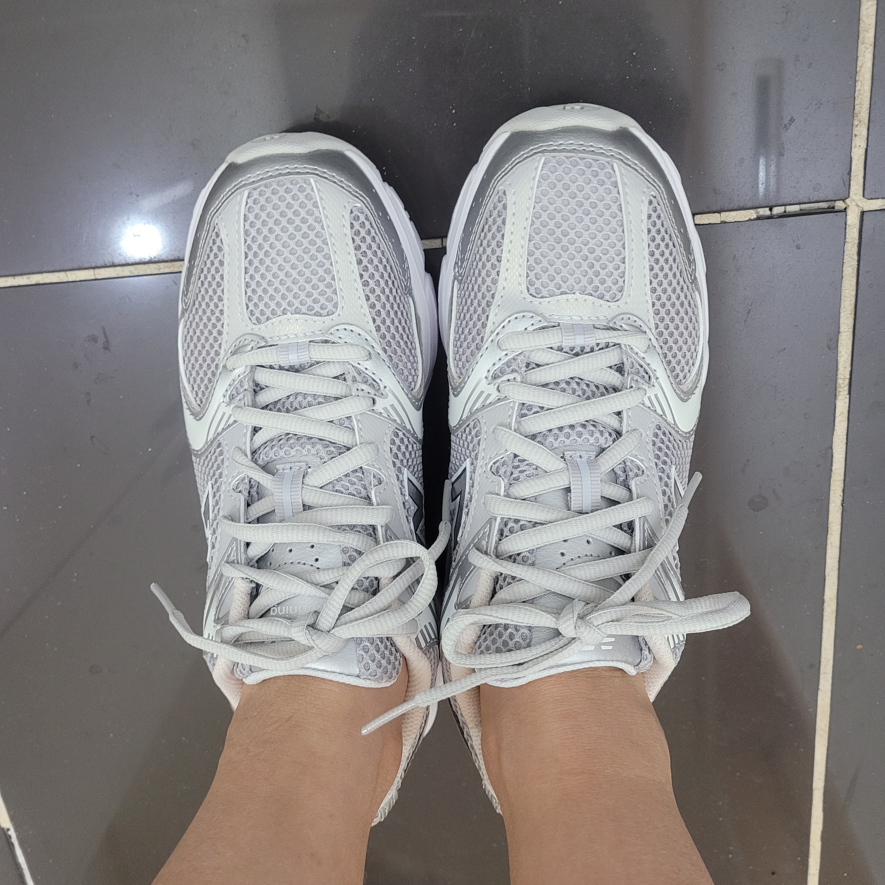 New Balance 530 Silver Grey 착용 스타일
