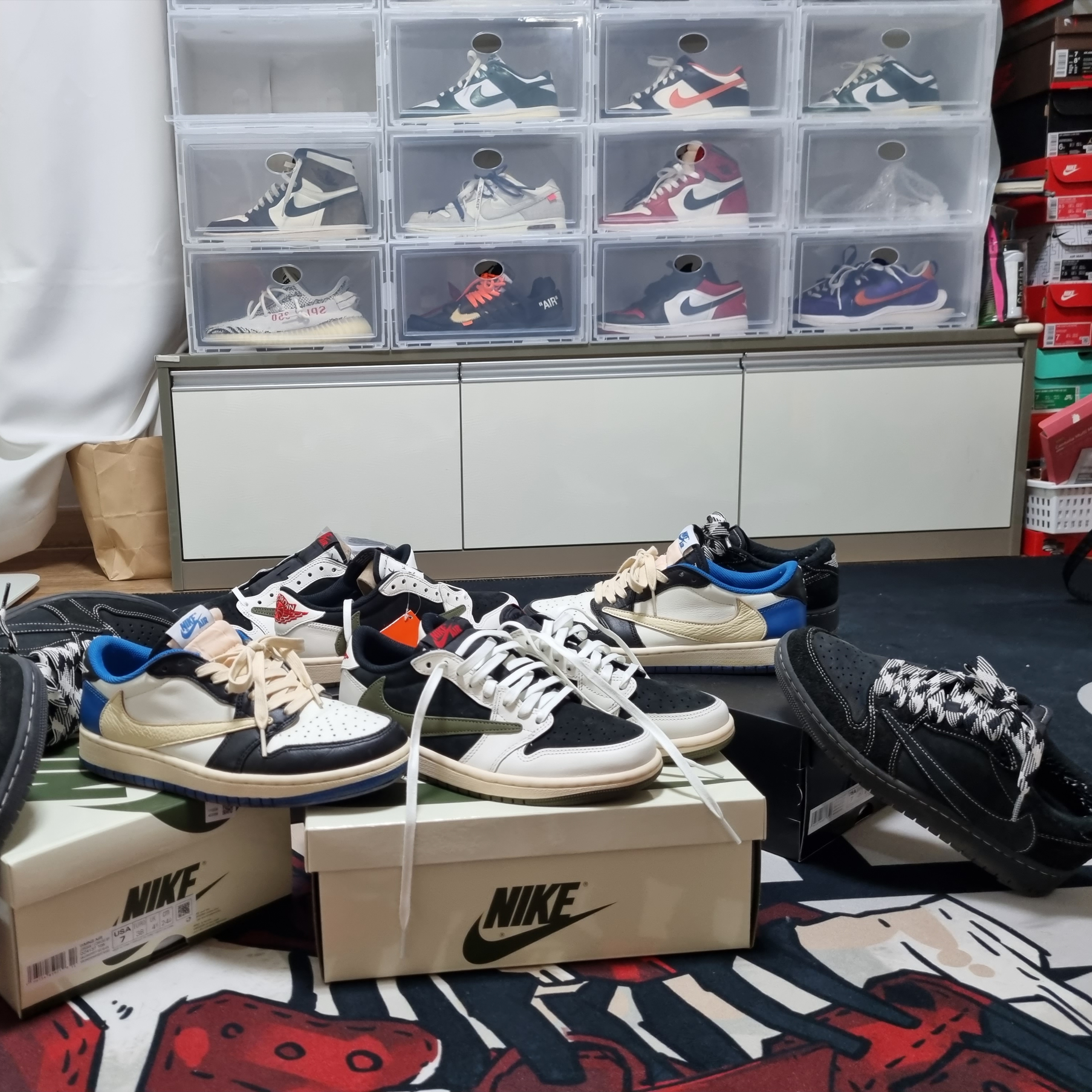 (W) Jordan 1 x Travis Scott Retro Low OG SP Medium Olive, Jordan 1 x Travis Scott Retro Low OG SP Black Phantom 착용 스타일