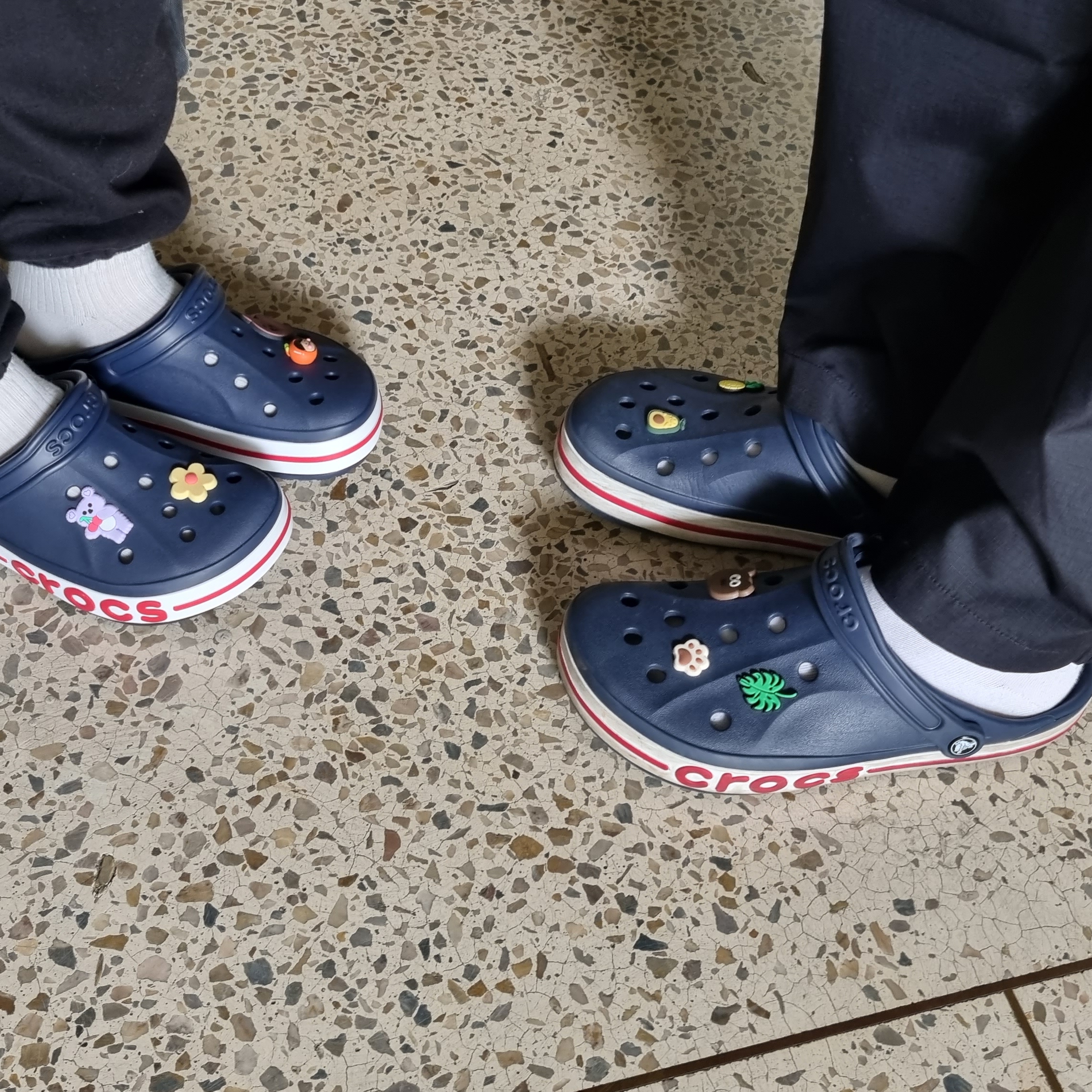 Crocs Bayaband Clog Navy Pepper 착용 스타일