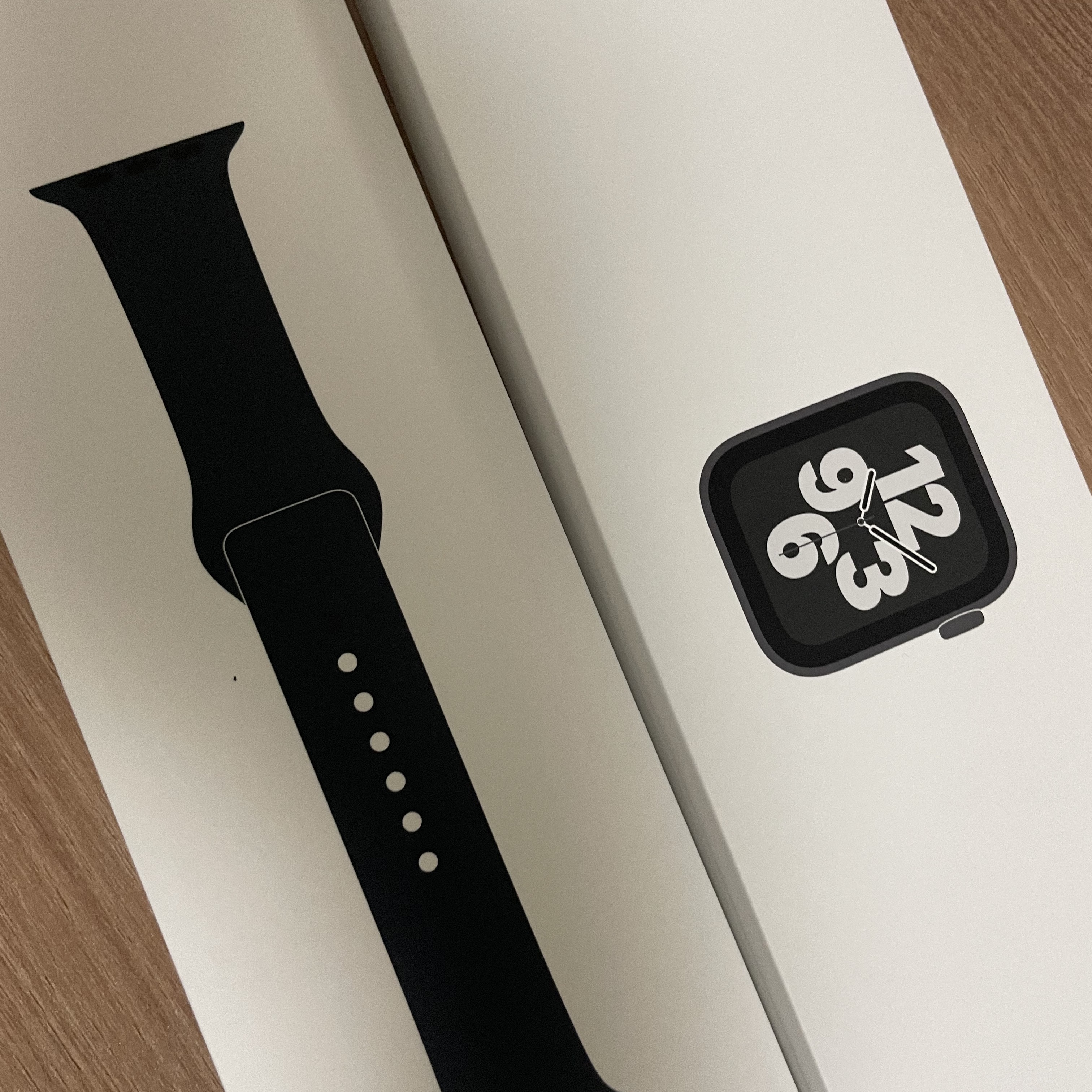 Apple Watch SE 40mm GPS Space Gray Aluminum Case with Sport Band Midnight (Korean Ver.) 착용 스타일