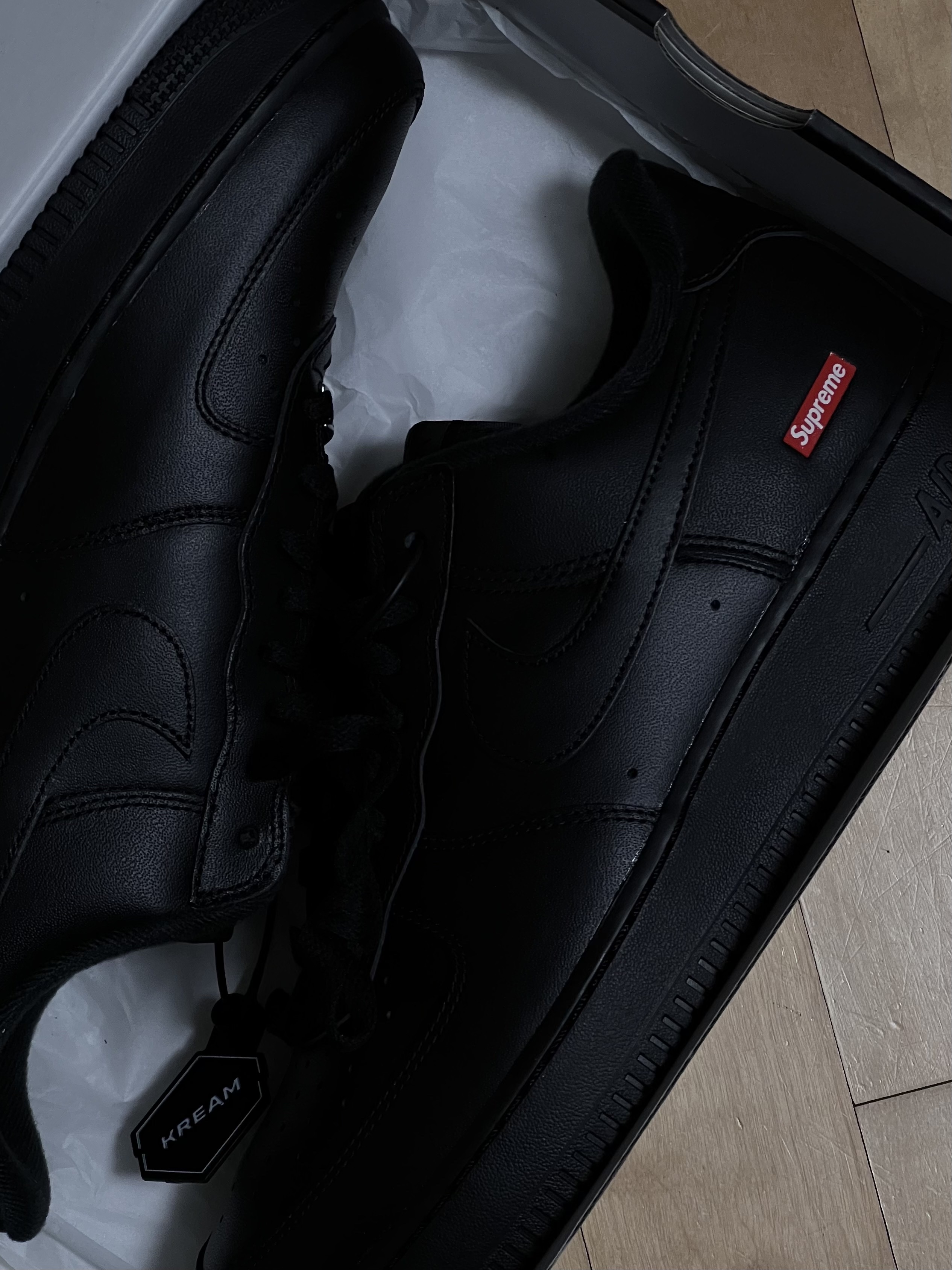 Nike x Supreme Air Force 1 Low Black 착용 스타일 - 1