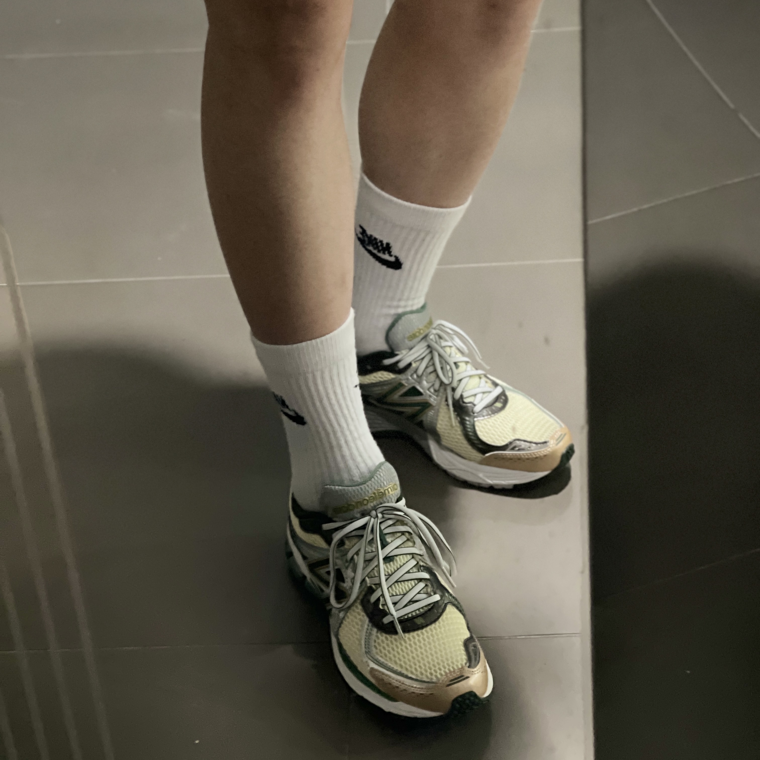 New Balance x Aime Leon Dore 860v2 Green 착용 스타일 - 3