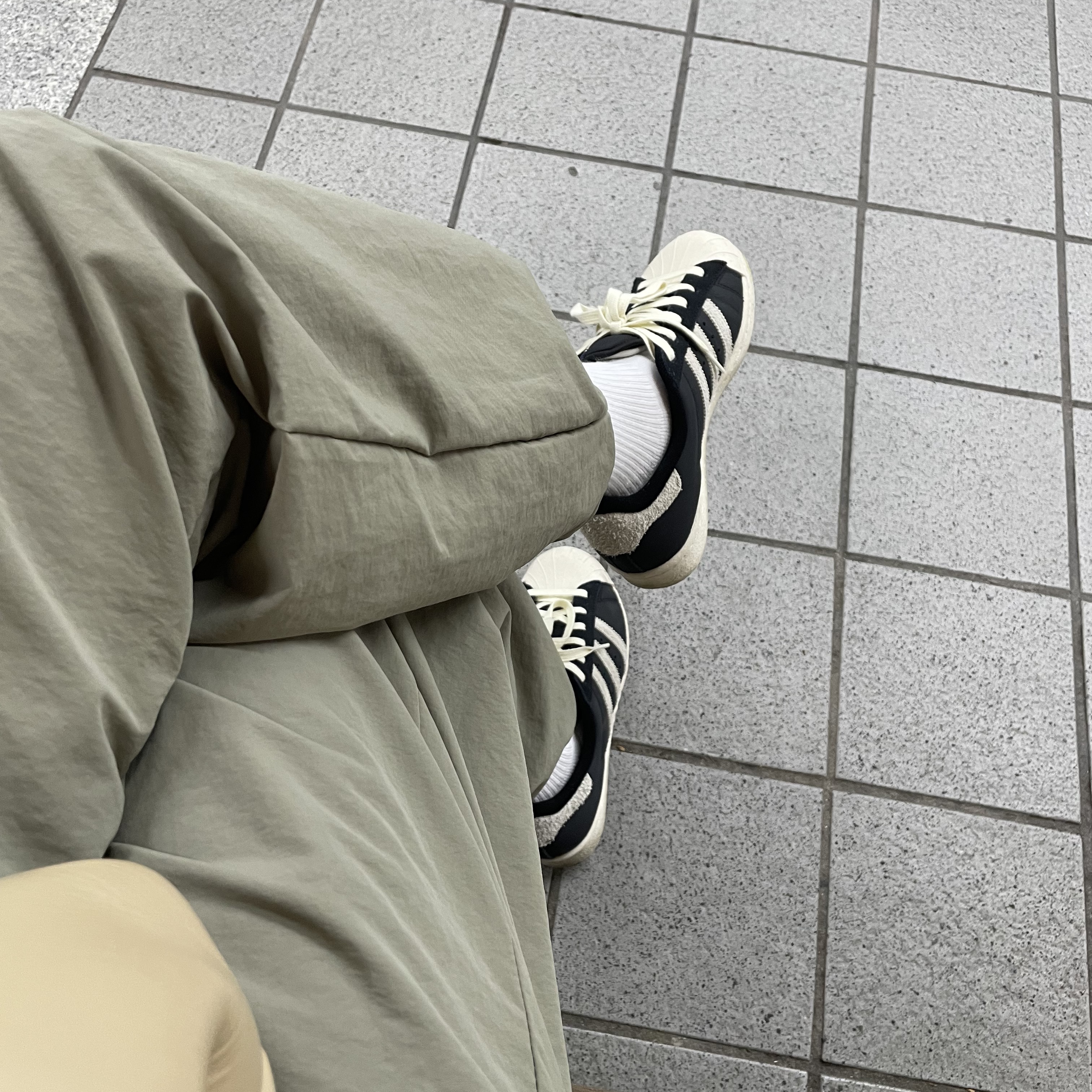 Adidas Superstar 82 Black White 착용 스타일 - 1