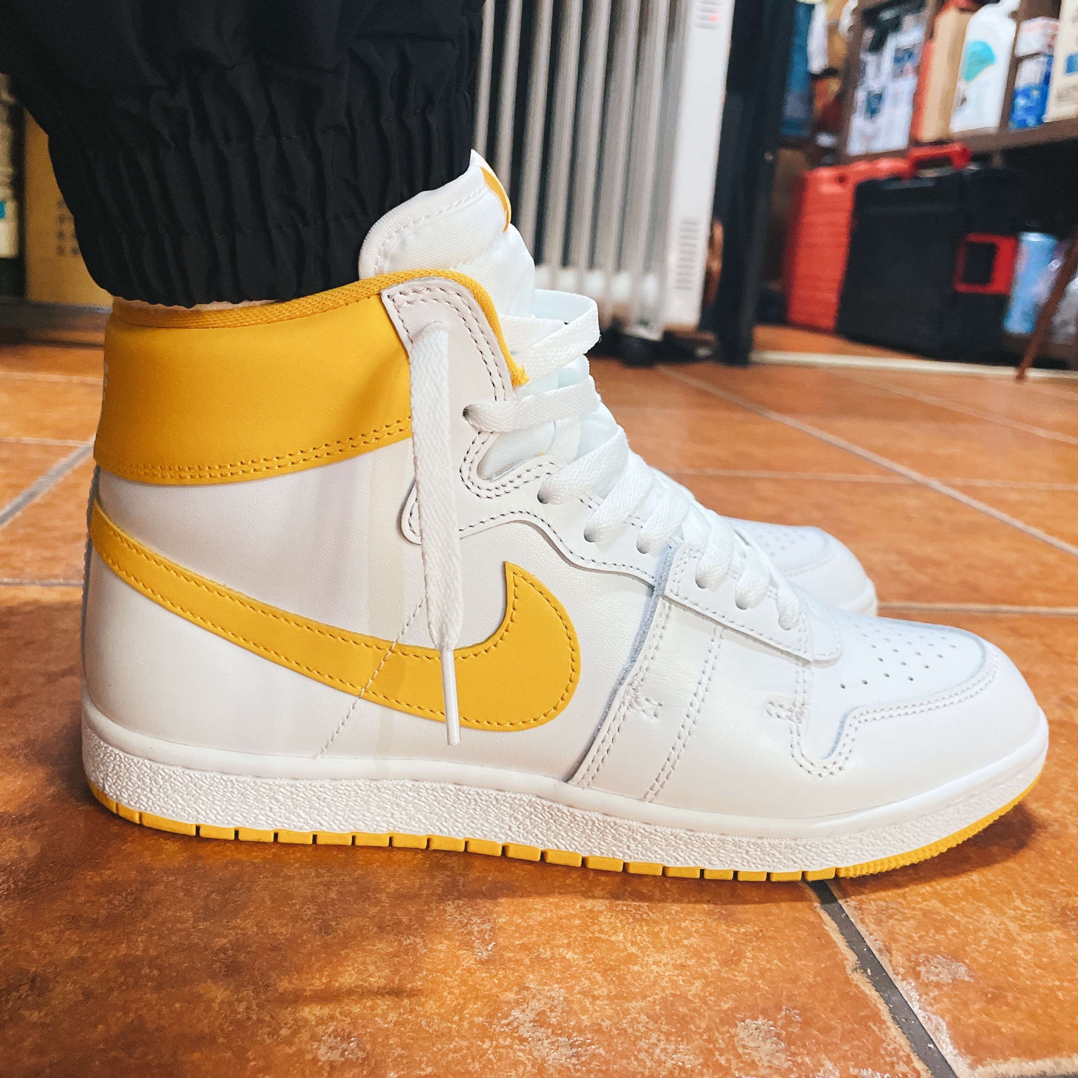 Jordan Air Ship SP White University Gold 착용 스타일 - 3