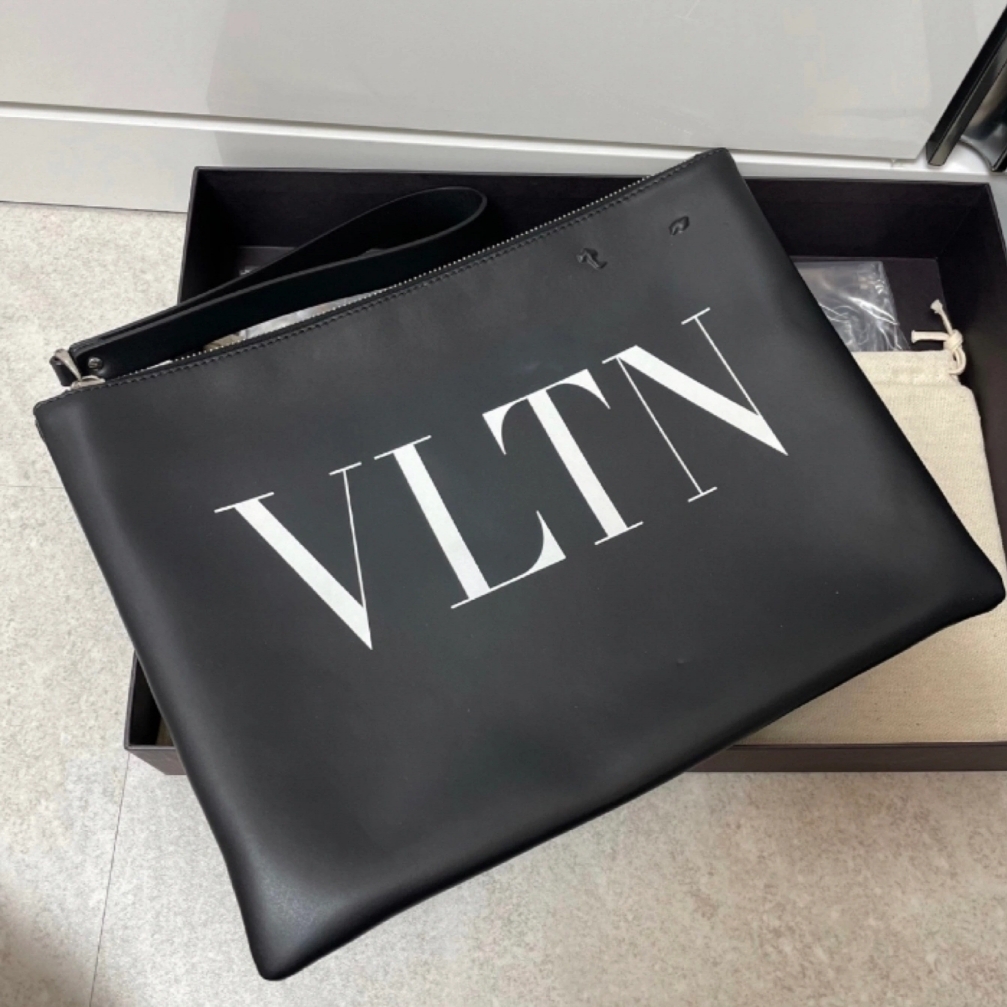 Valentino Logo Leather Briefcase Black White 착용 스타일