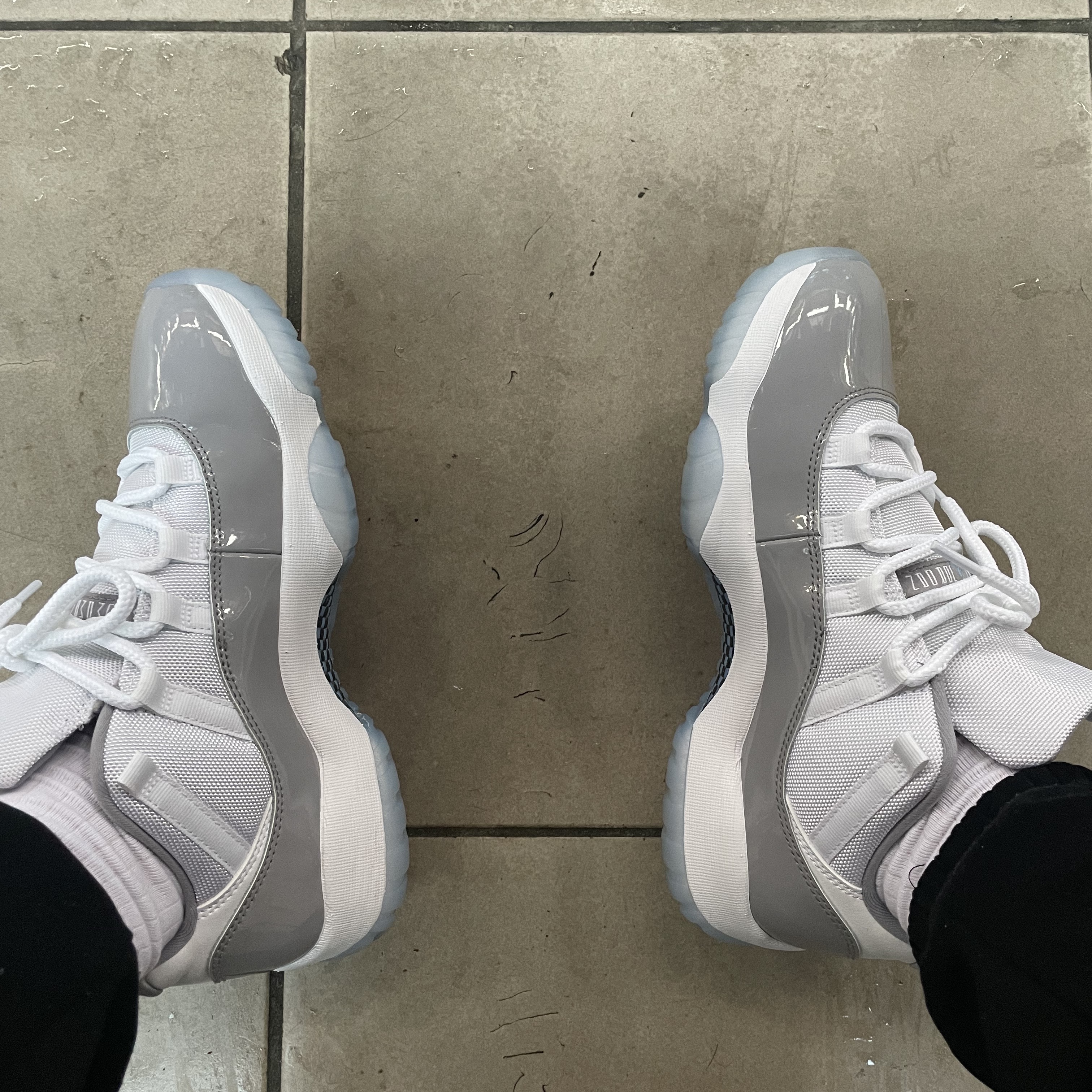 Jordan 11 Retro Low Cement Grey 착용 스타일 - 2