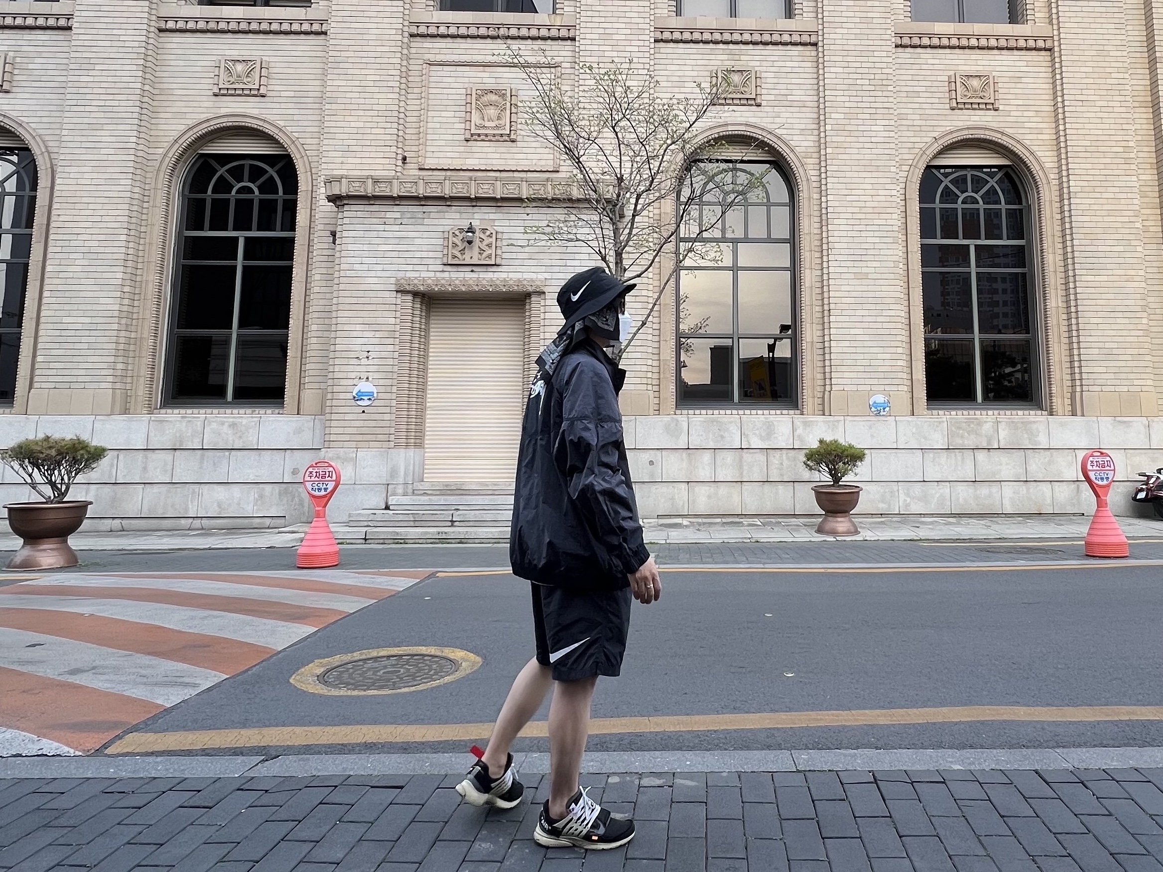 Nike x Off-White Air Presto OG The Ten, Nike x Stussy Windrunner Jacket Off Noir 착용 스타일