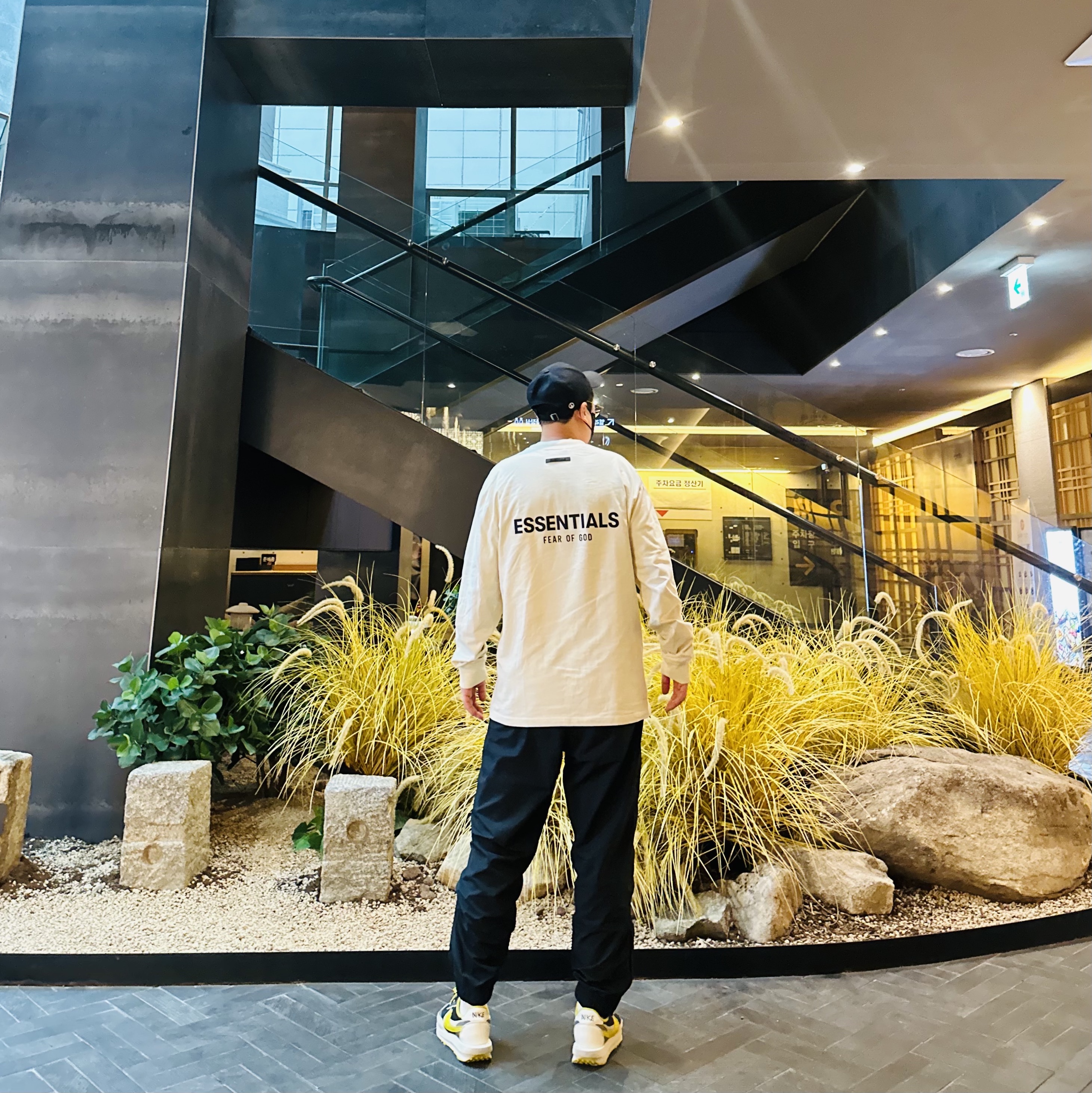 Nike Heritage 86 Cap Black, Essentials Long Sleeve T-Shirt Cream - 21SS 착용 스타일 - 1