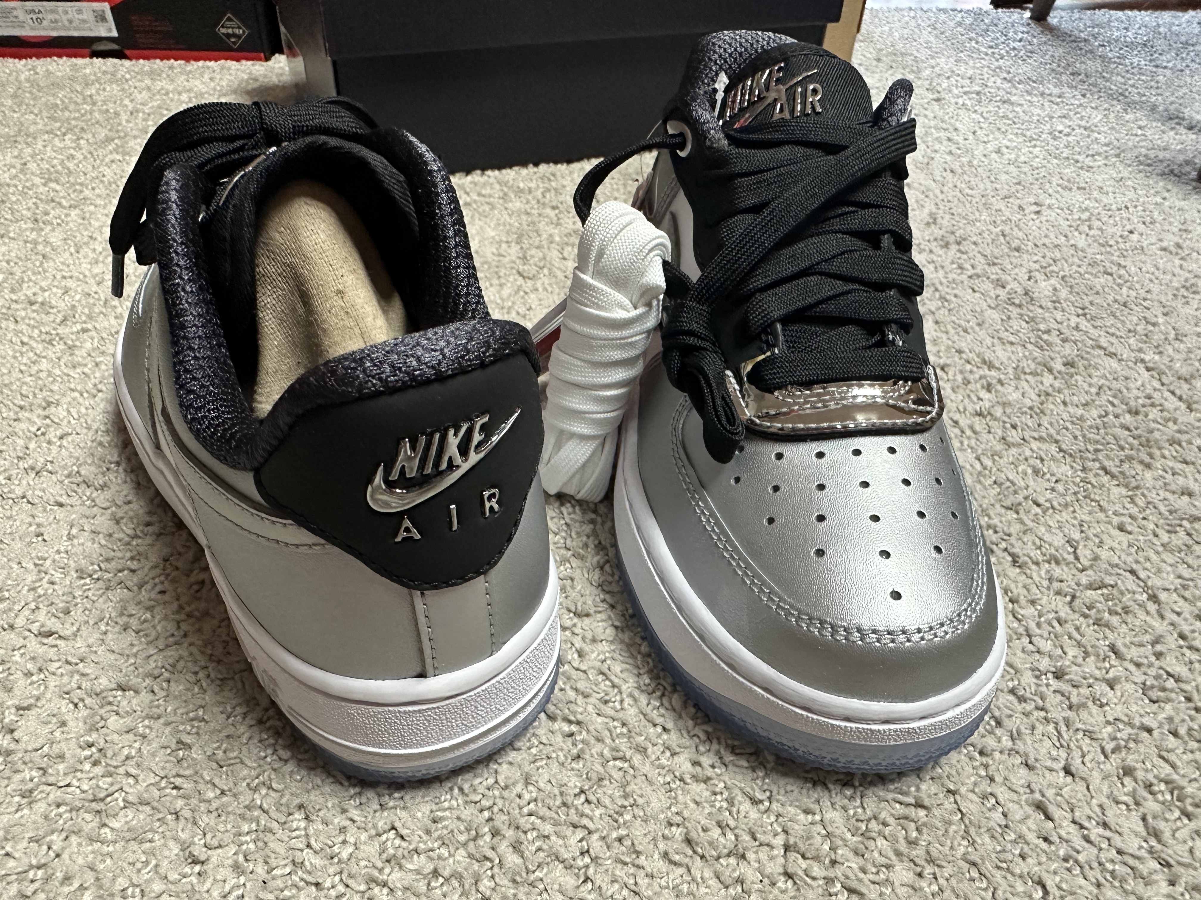 (W) Nike Air Force 1 '07 SE Metallic Silver 착용 스타일 - 3
